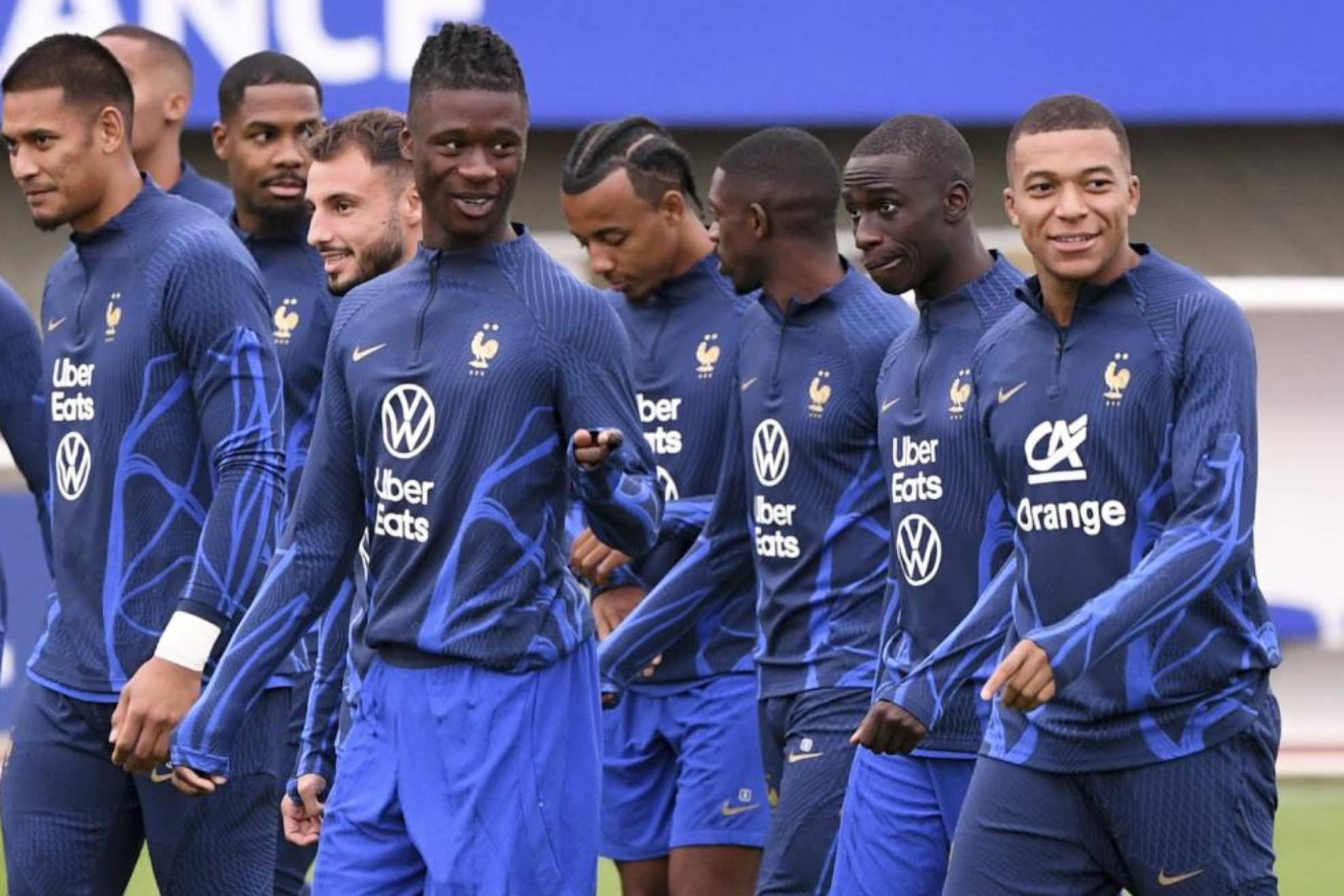 Camavinga y Mbapp, en un entrenamiento con Francia junto a varios compaeros.