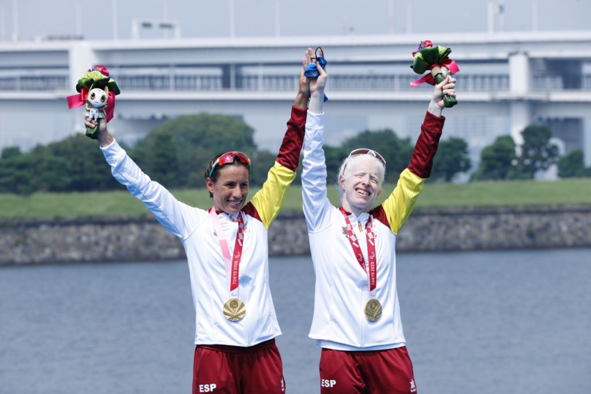 La triatleta Susana Rodrguez junto a su gua en Tokio con la medalla de oro.