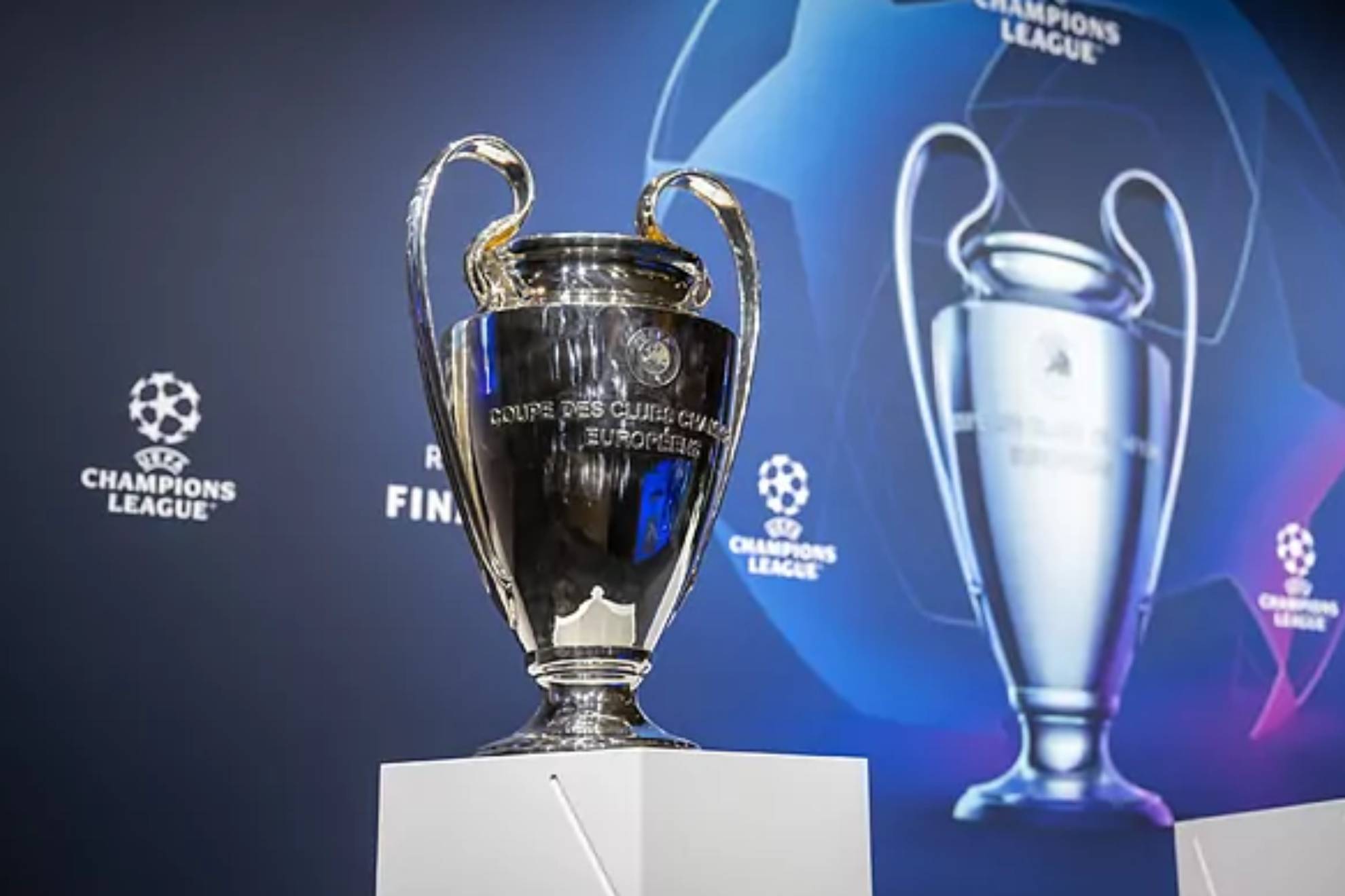 El trofeo de la Champions League durante el sorteo.