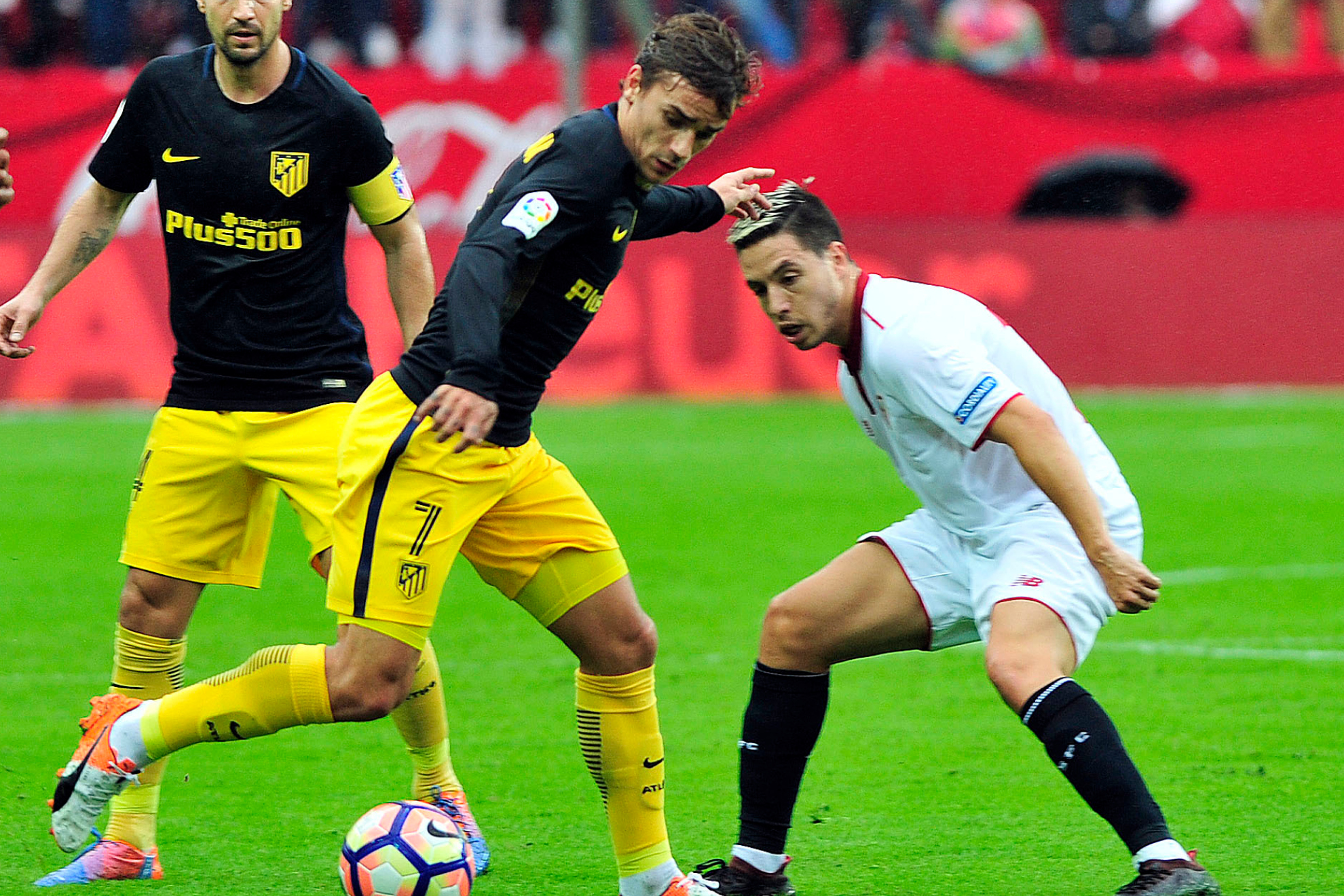 Nasri presiona a Griezmann en un duelo entre el Atltico y el Sevilla.