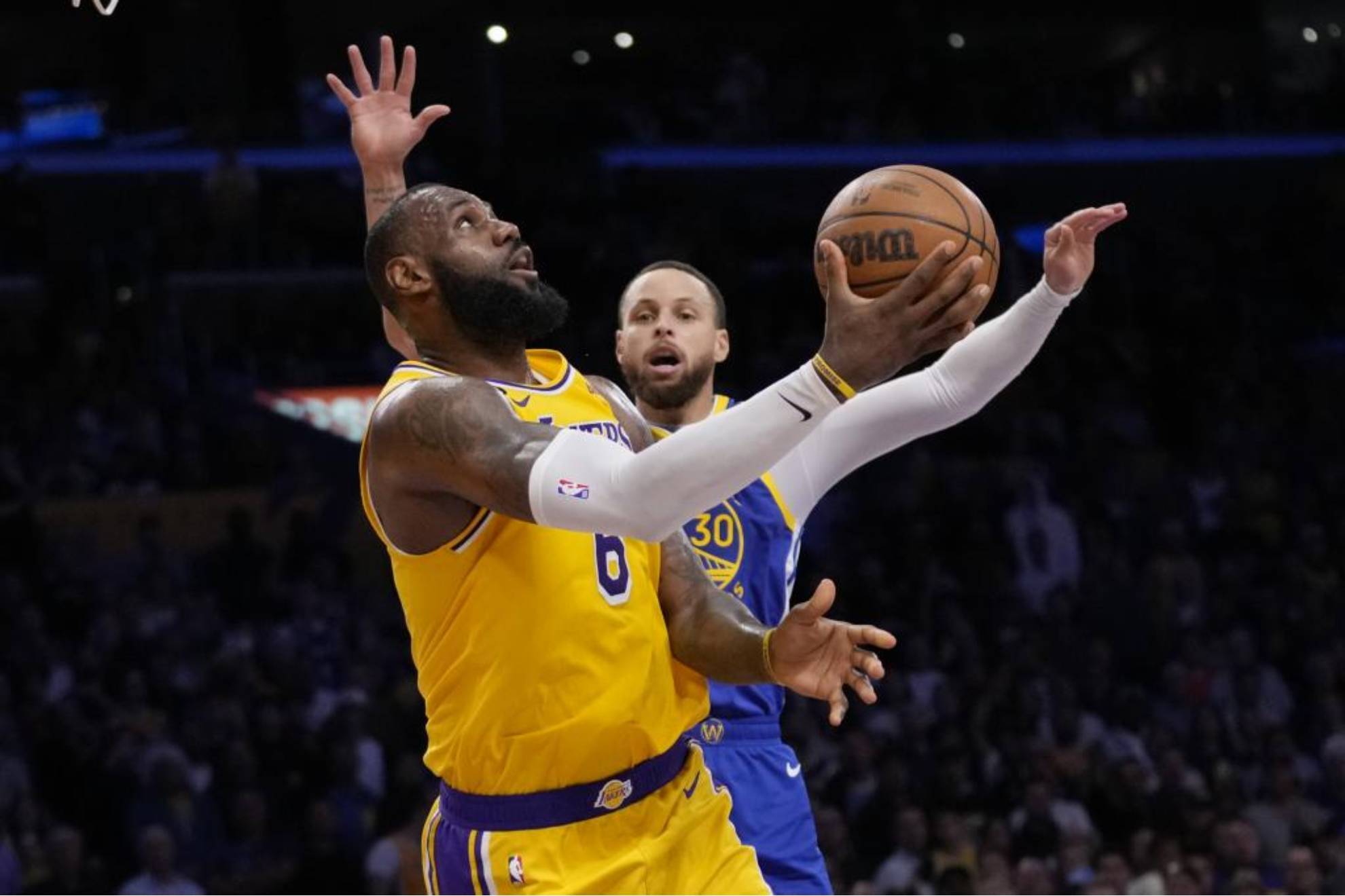 LeBron James entra a canasta en presencia de Curry en un Lakers-Warriors