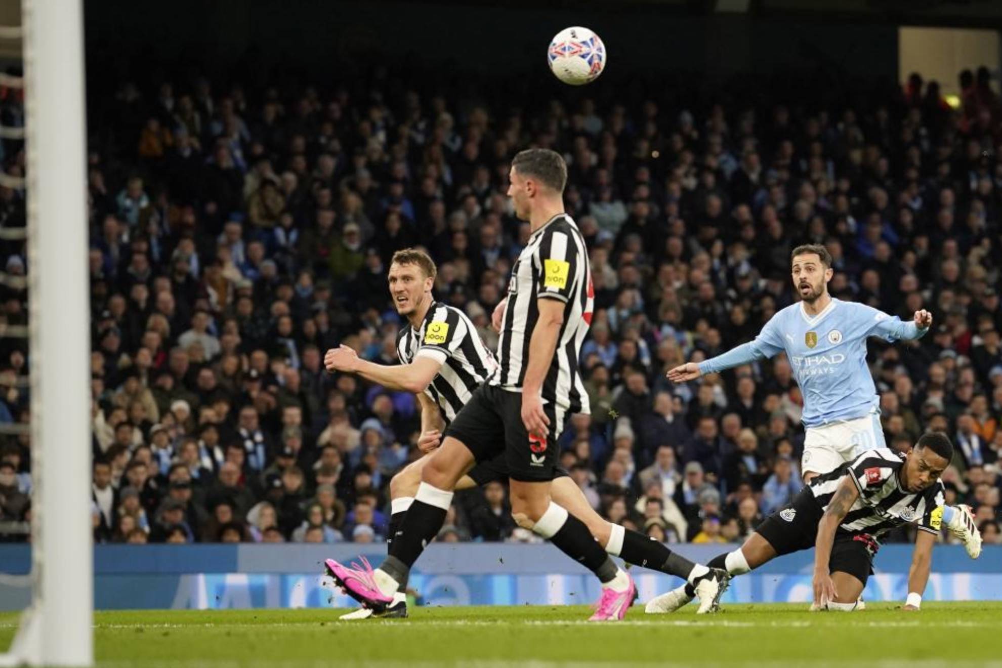 El City supera al Newcastle con doblete de Bernardo y se mete en las semis de la FA Cup