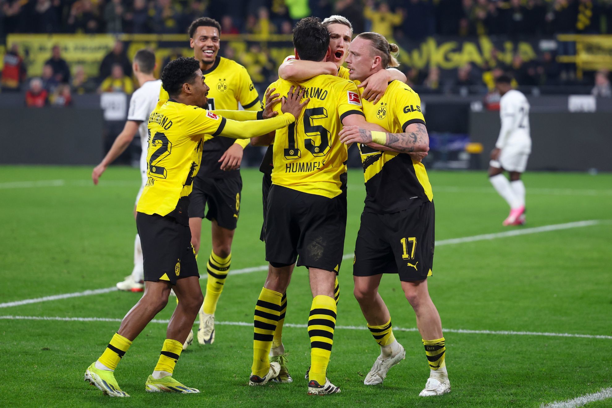 Los jugadores del Borussia Dortmund celebran el gol de Hummels
