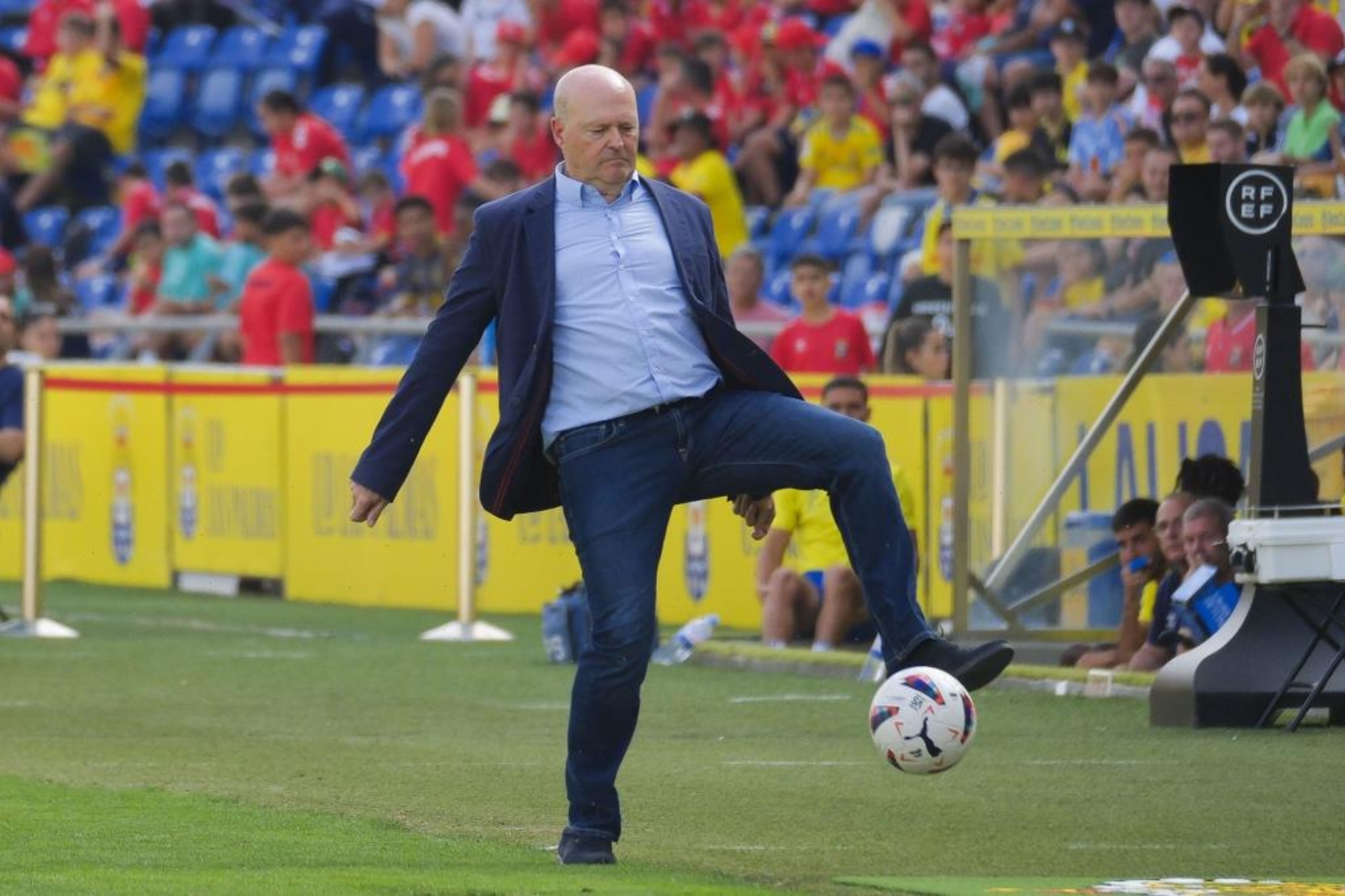Pepe Mel, entrenador del Almera, intenta controlar un baln en la banda en el encuentro ante Las Palmas.