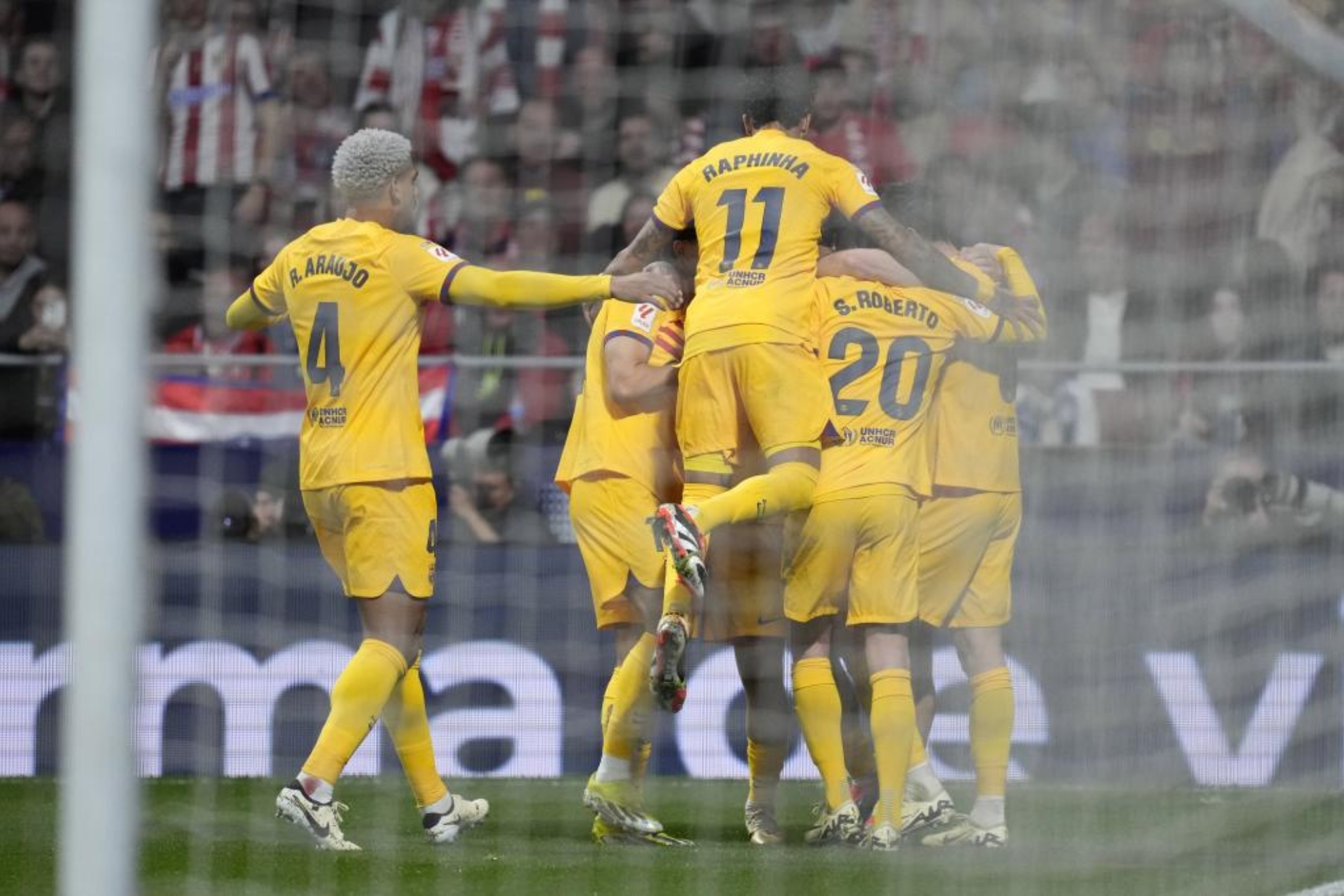 El Barcelona celebra el gol de Joao F�lix.