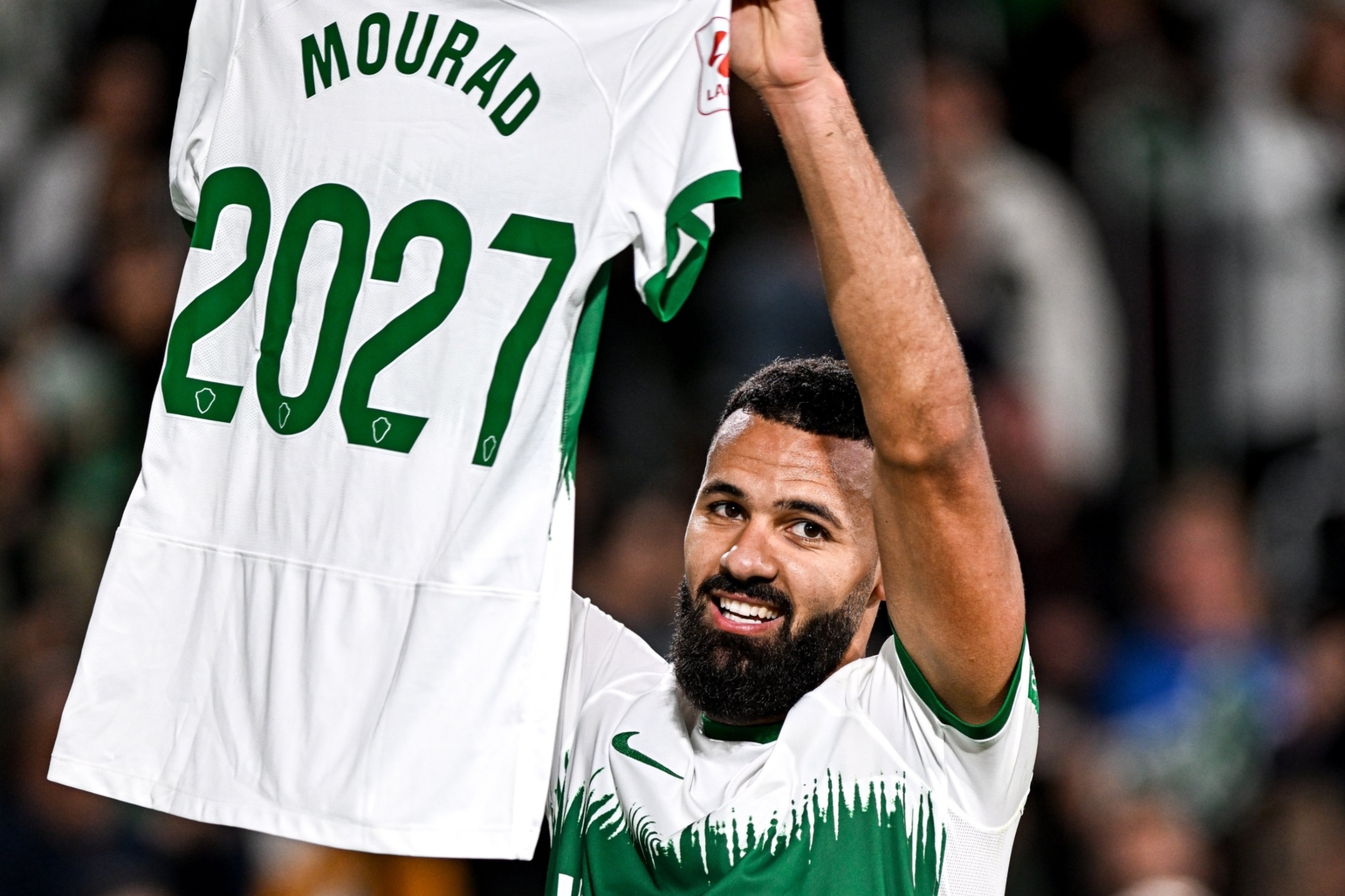 Mourad sostiene una camiseta con la fecha de su renovacin.