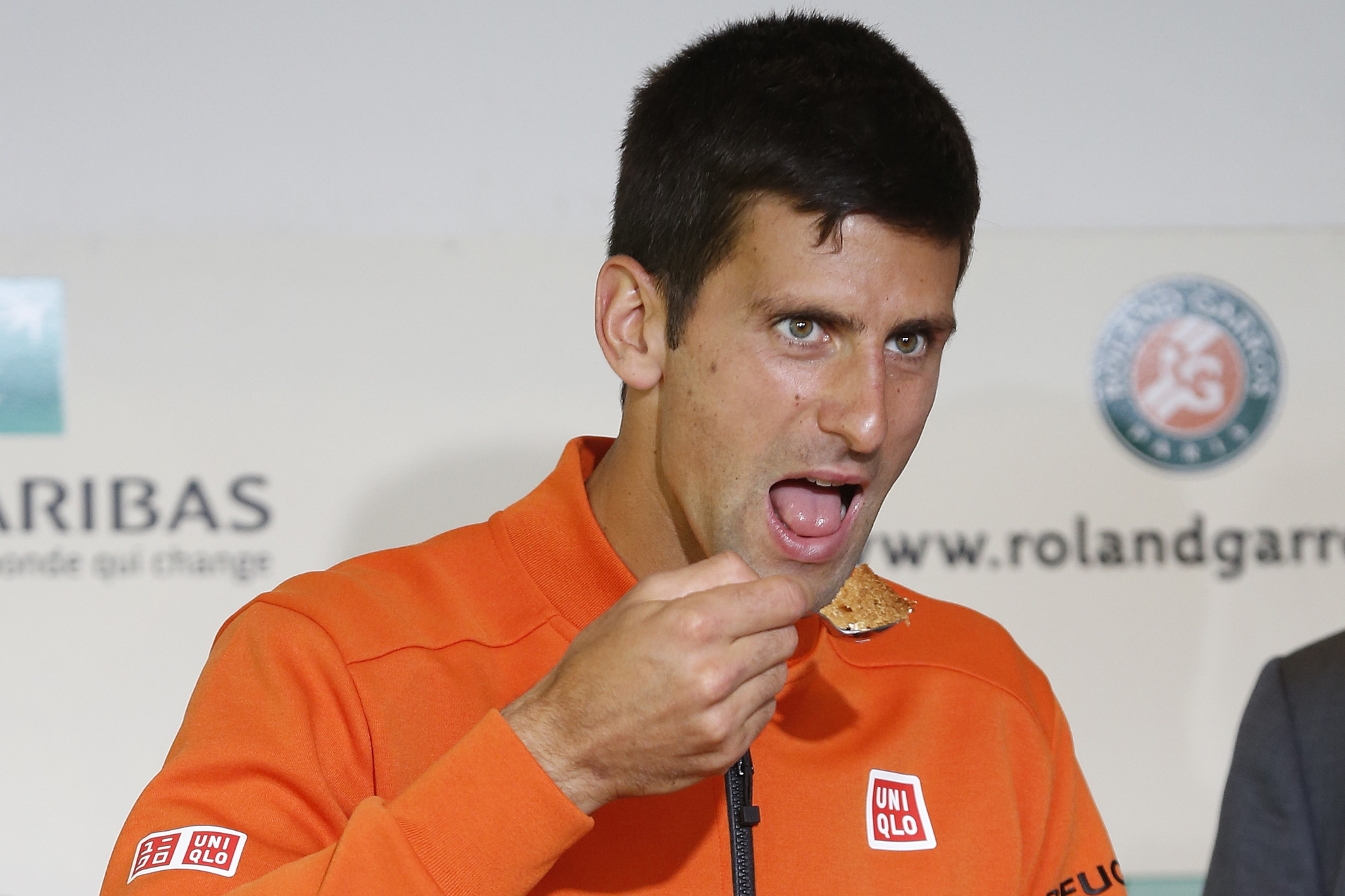 Novak Djokovic se dispone a comer.