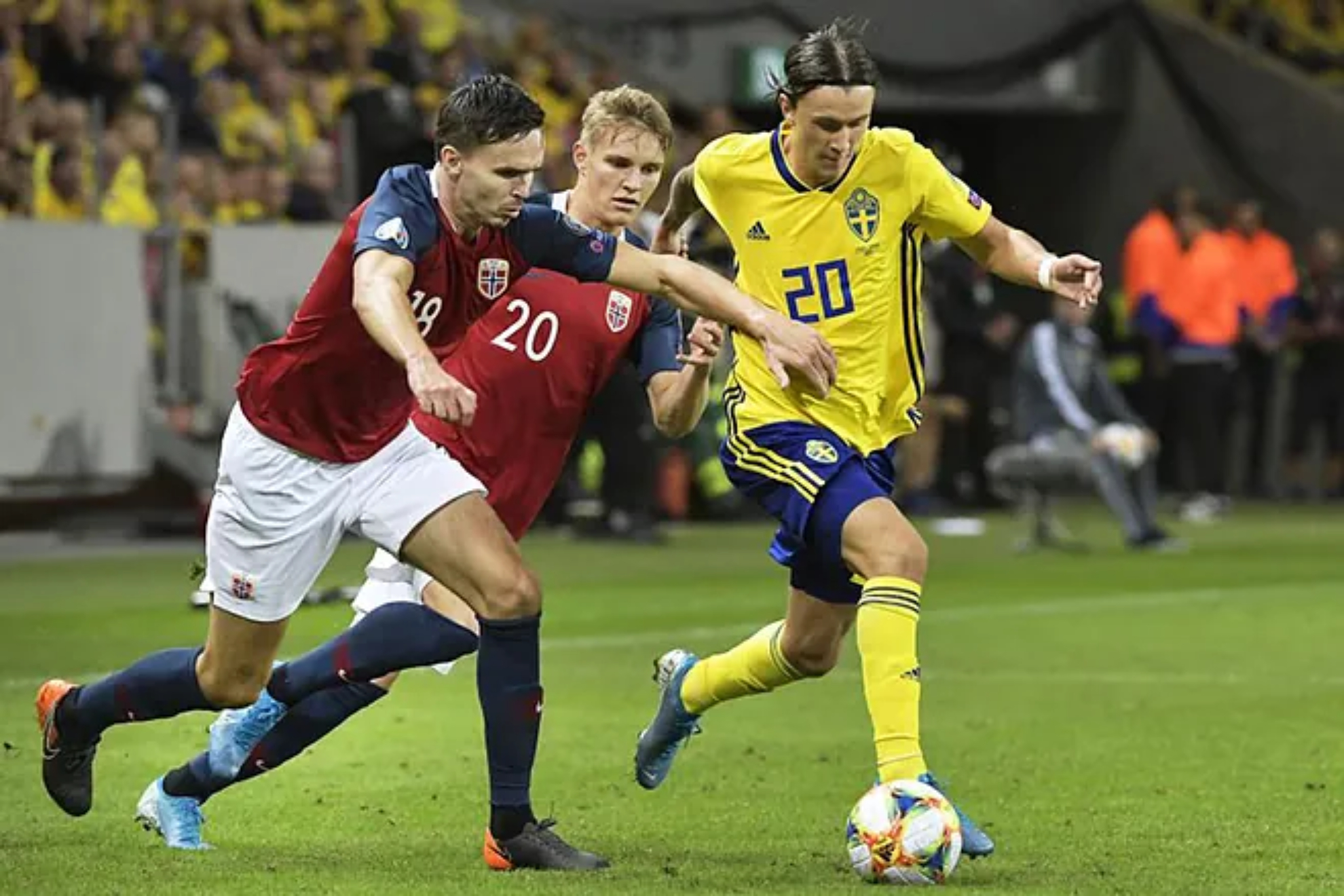 Kristoffer Olsson durante un partido con la seleccin sueca.