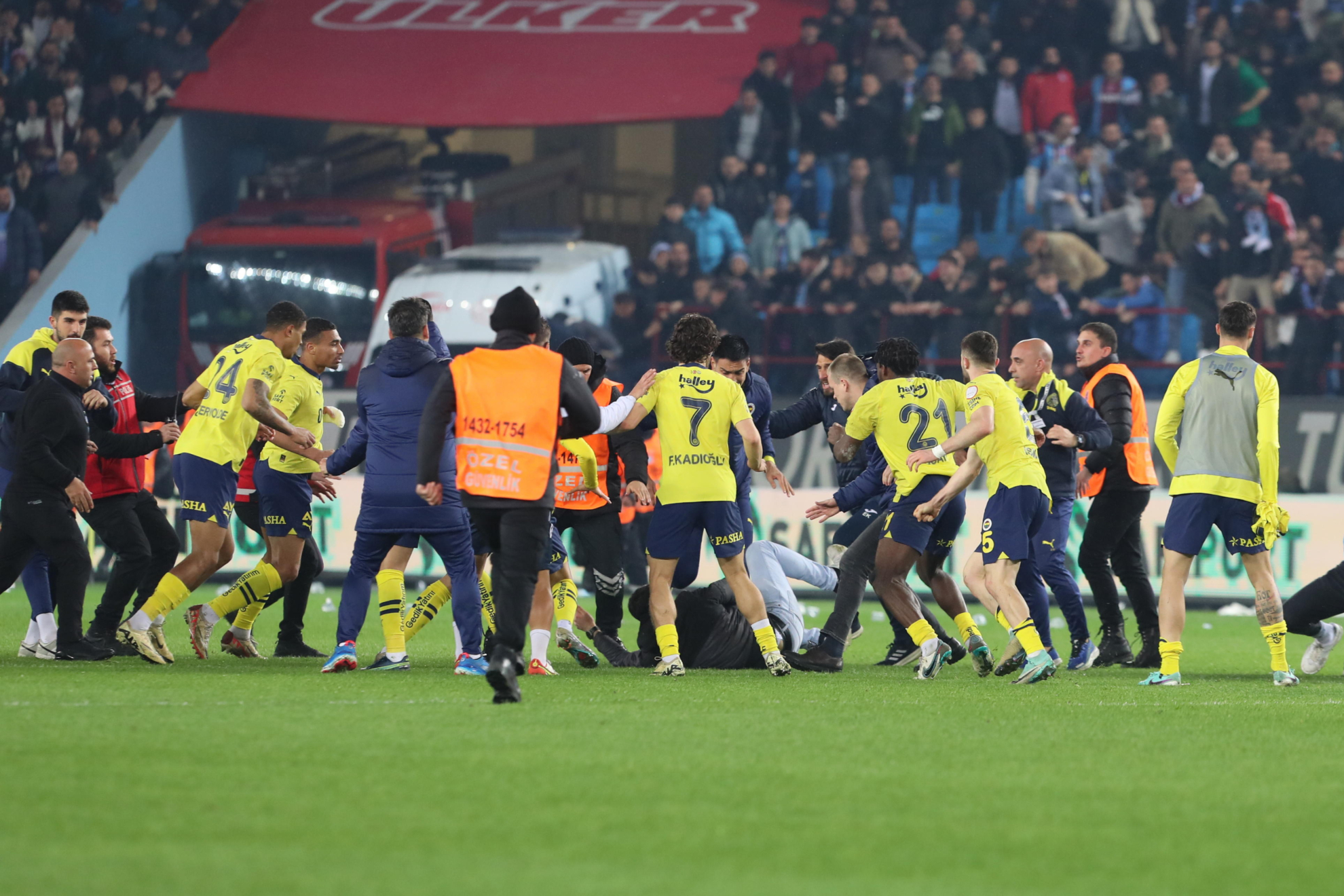 Imagen de lo ocurrido al finalizar el Trabzonspor-Fenerbahe.