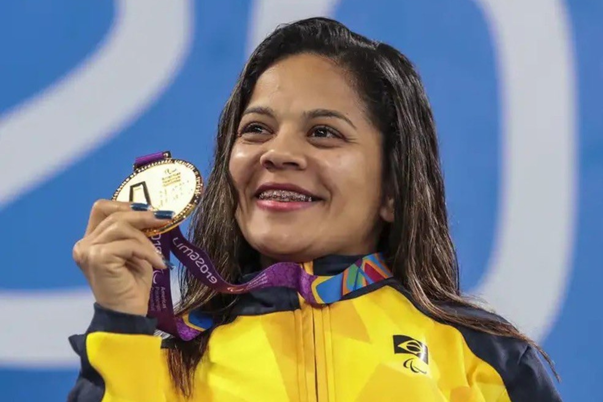 Joana Neves con una medalla en el podio de los Juegos Parapanamericanos de Lima 2019.