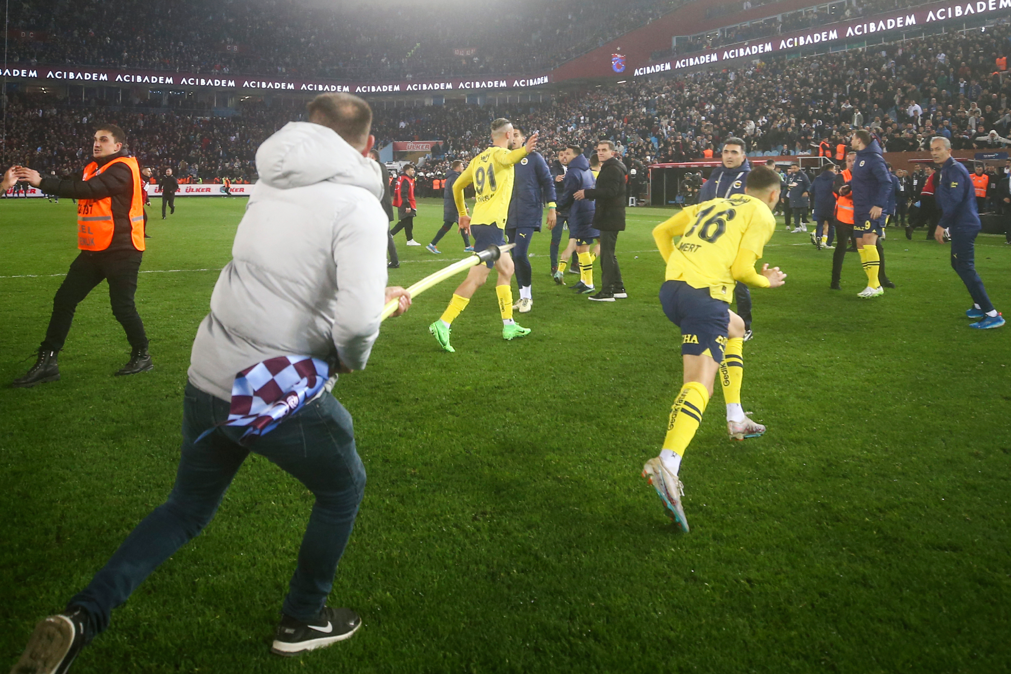 Los jugadores del Fenerbahe, recibidos como hroes tras ser agredidos por ultras del Trabzonspor