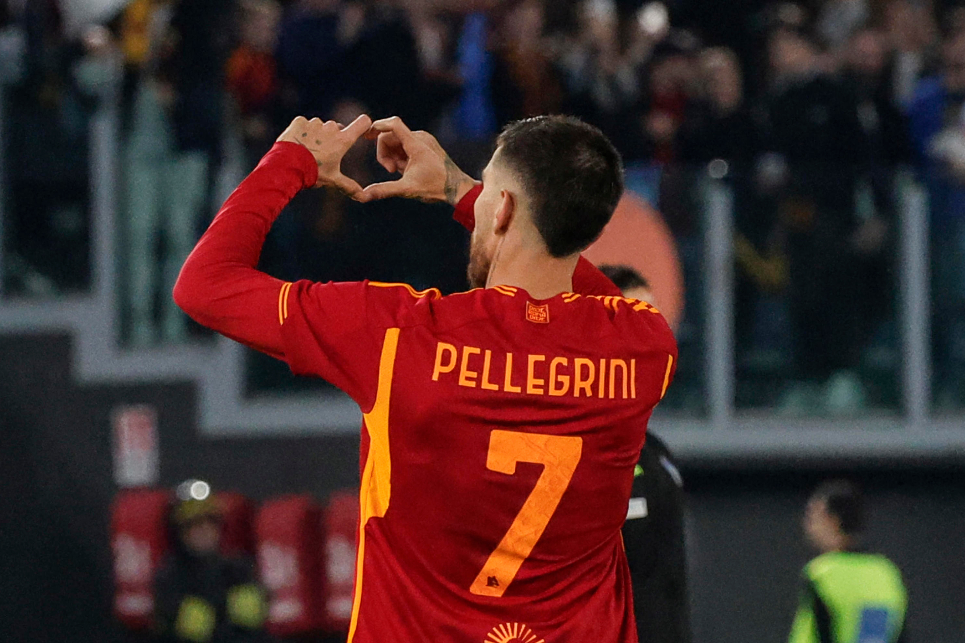Lorenzo Pellegrini celebra un gol con la Roma.