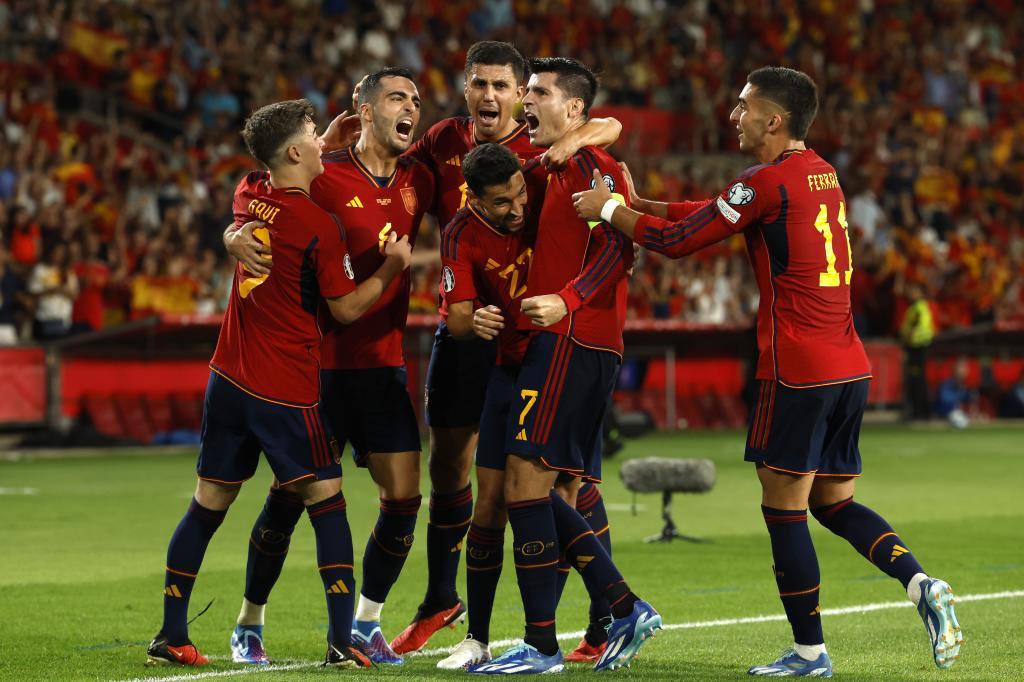 Los jugadores de la seleccin espaola celebran un gol en un partido de la fase de clasificacin de la Euro 2024.