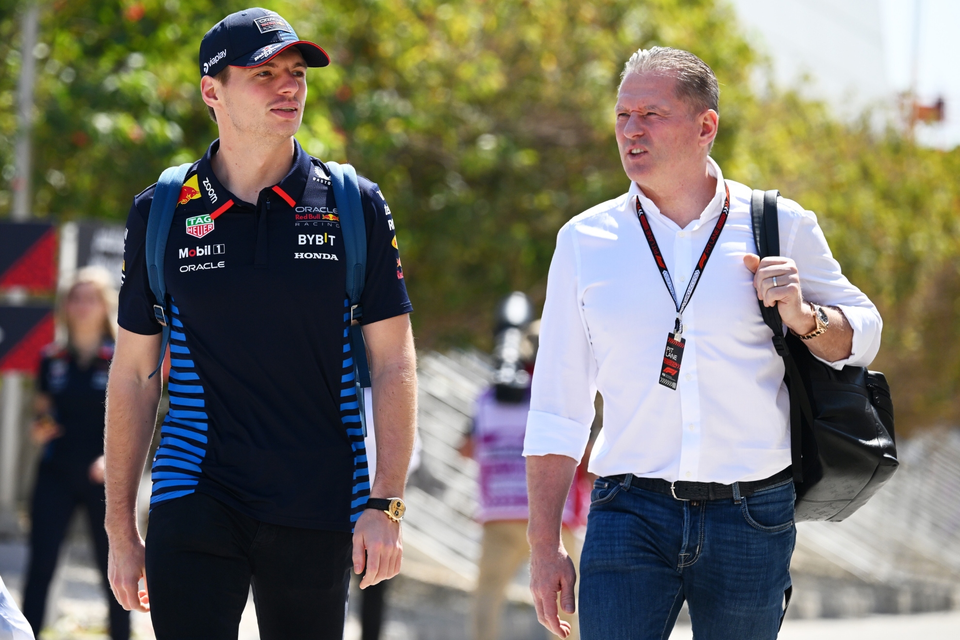 Max y Jos Verstappen, a su llegada al circuito de Sakhir en Bahrin.