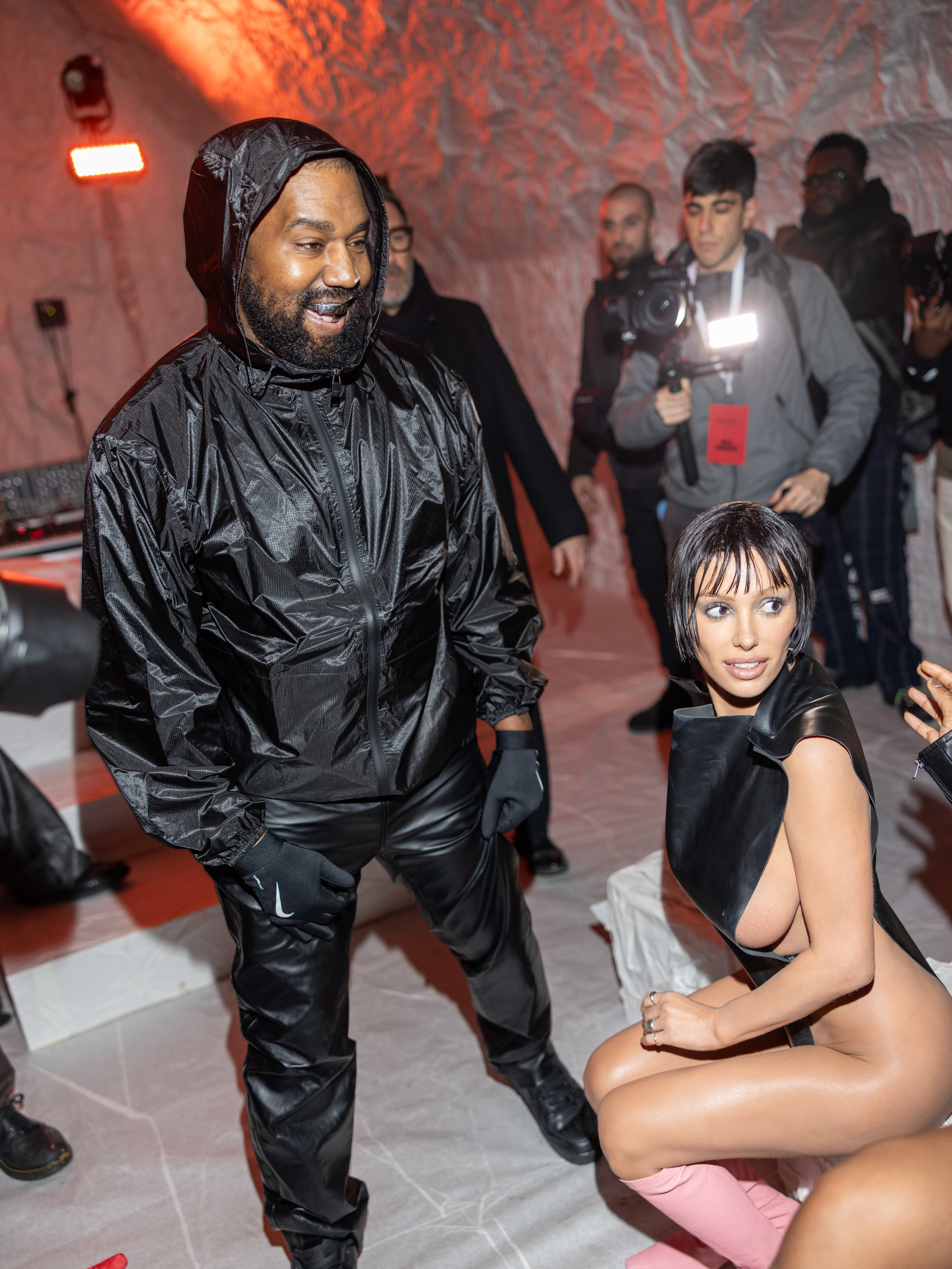 Bianca Censori 'intimida' al lucir pblicamente un vestido totalmente transparente con Kanye West