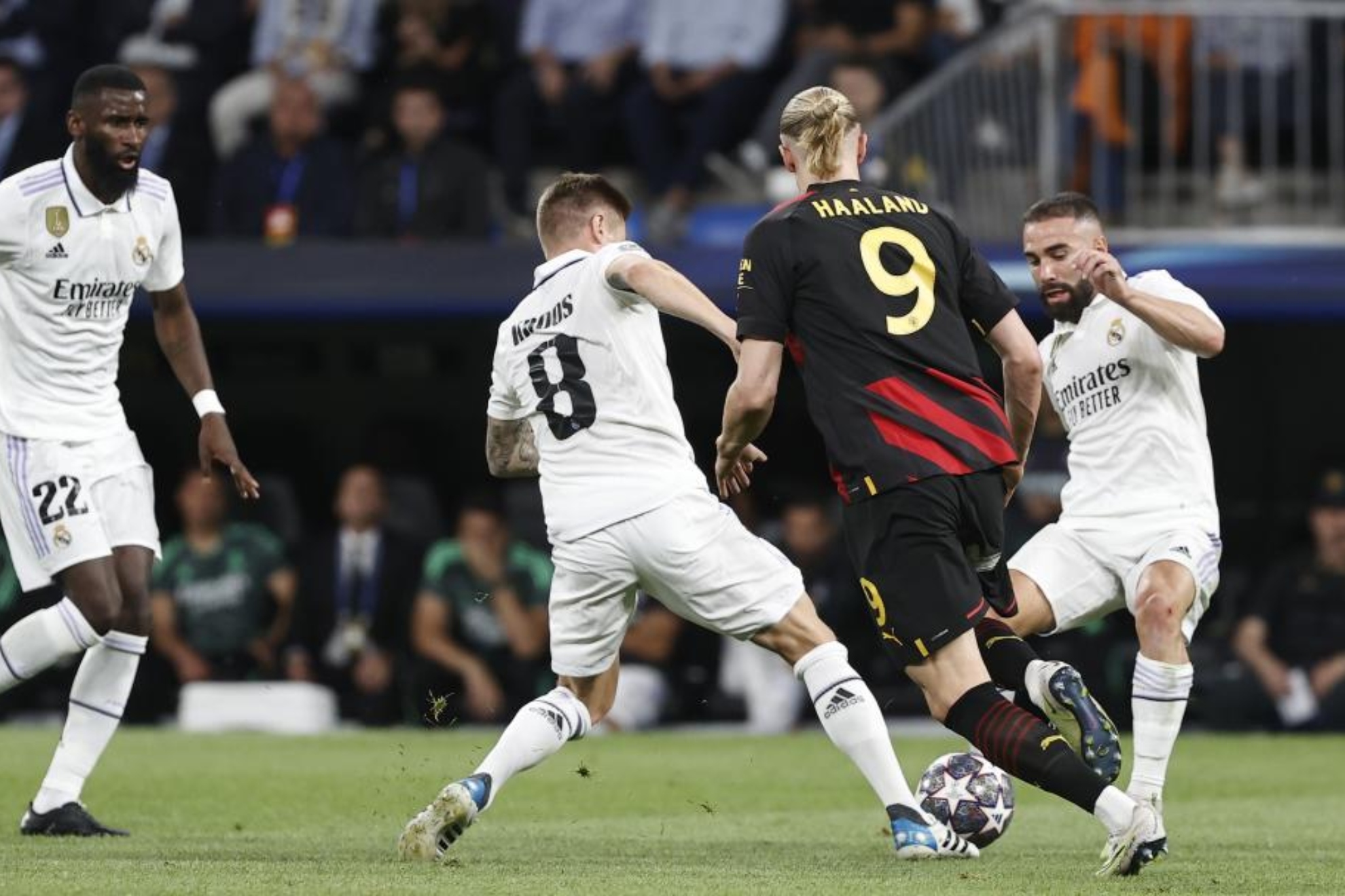 Haaland pugna con varios jugadores del Real Madrid en el partido de ida de semifinales del curso pasado.