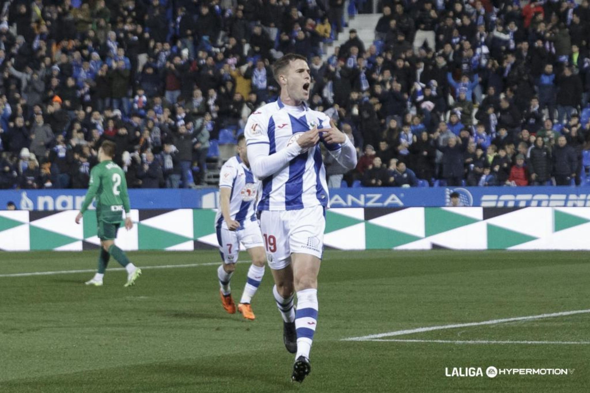 Diego Garca se seala el escudo del lega tras marcar un gol en Butarque.