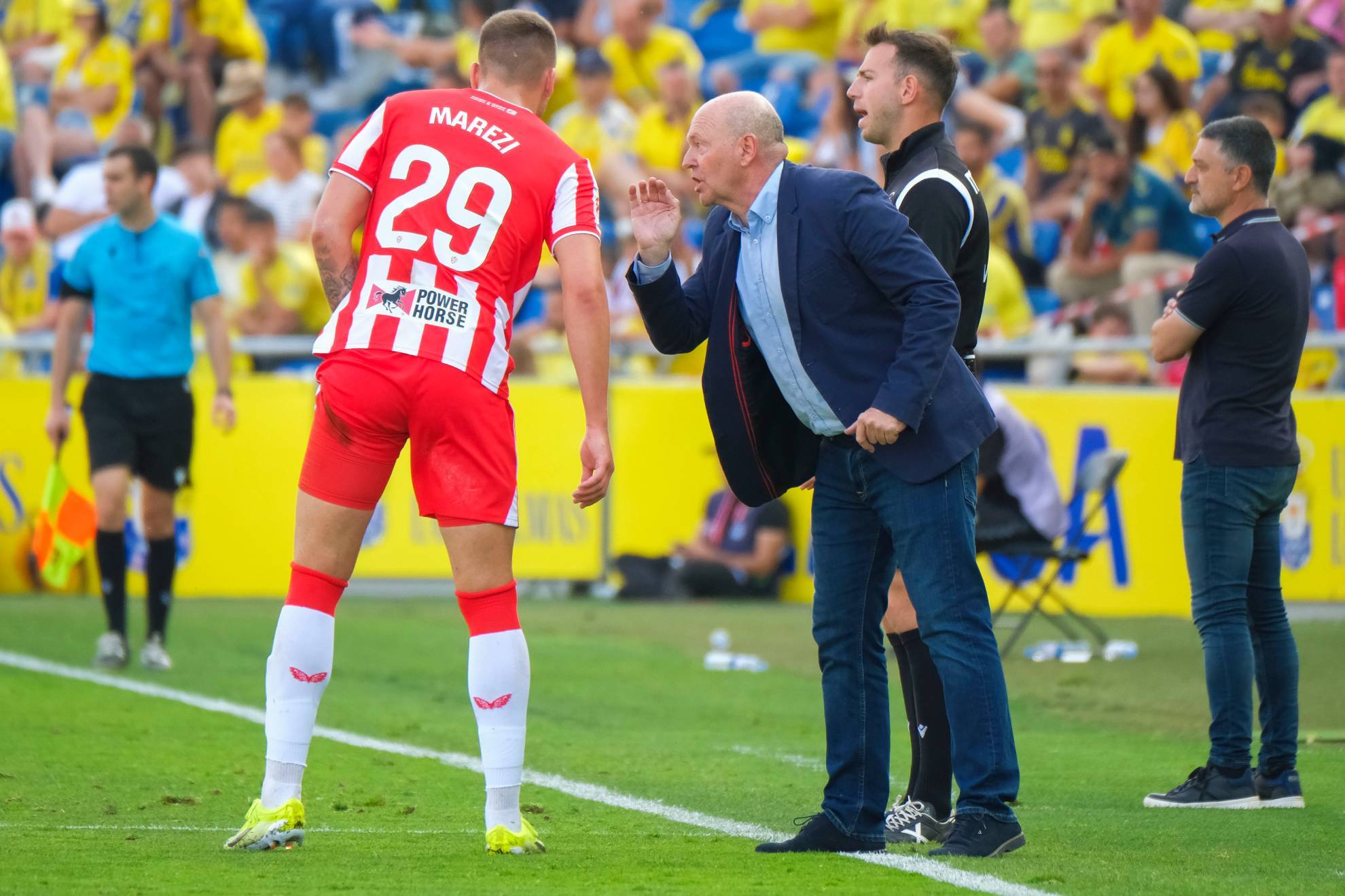 Pepe Mel le da indicaciones a Marezi en el partido frente a Las Palmas