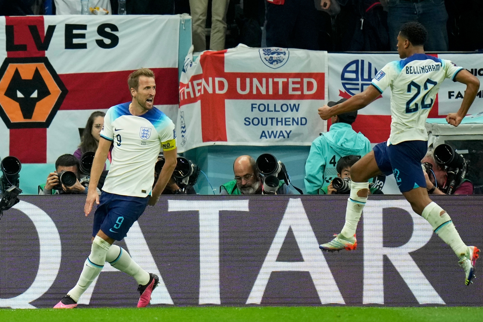 Harry Kane y Jude Bellingham celebran un gol contra Francia.