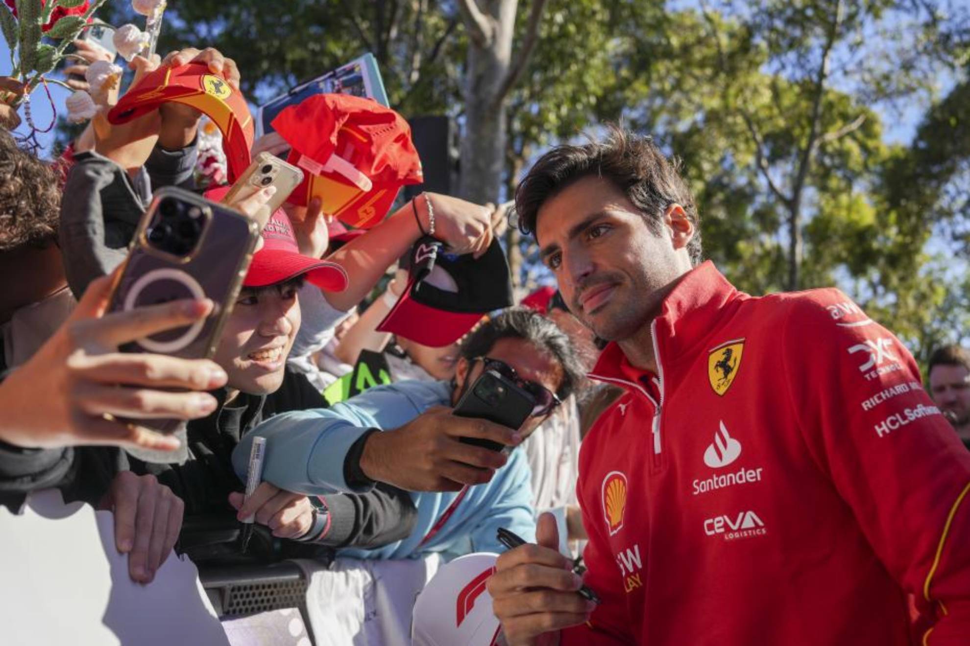 Carlos Sainz, asediado por los fans, a su llegada a Albert Park este jueves.