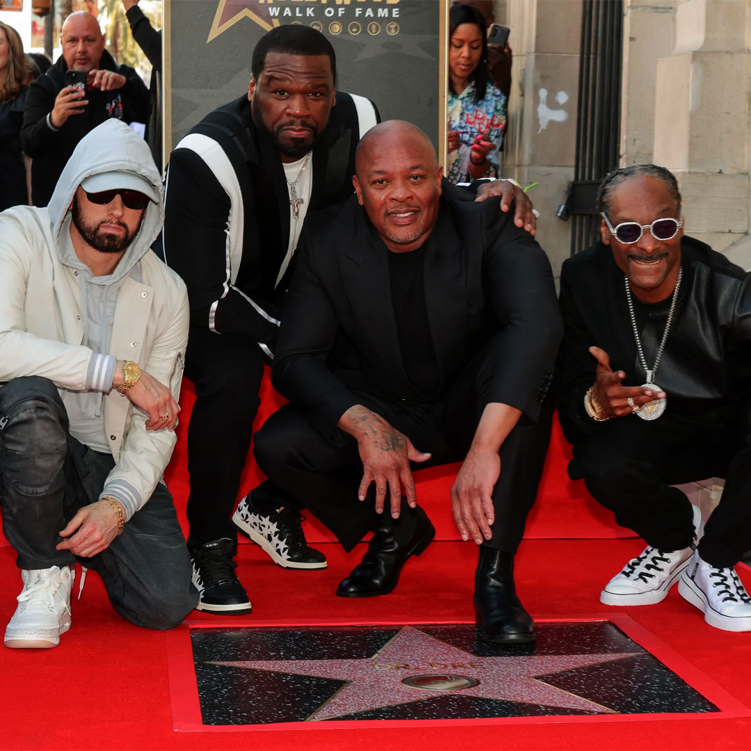 Dr. Dre,  estrella en el Paseo de la Fama acompaado de 50 Cent y Eminem