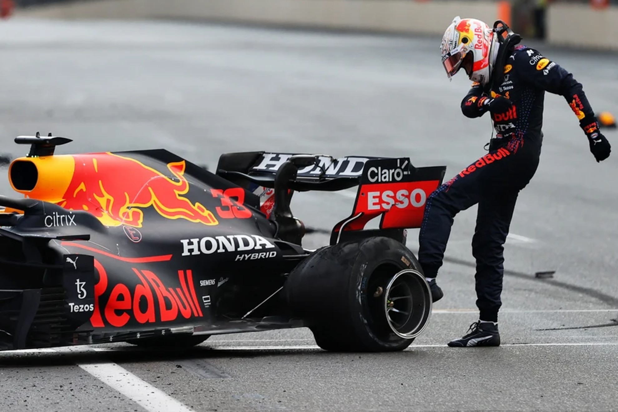 Max Verstappen en la famosa patada a su Red Bull en 2022