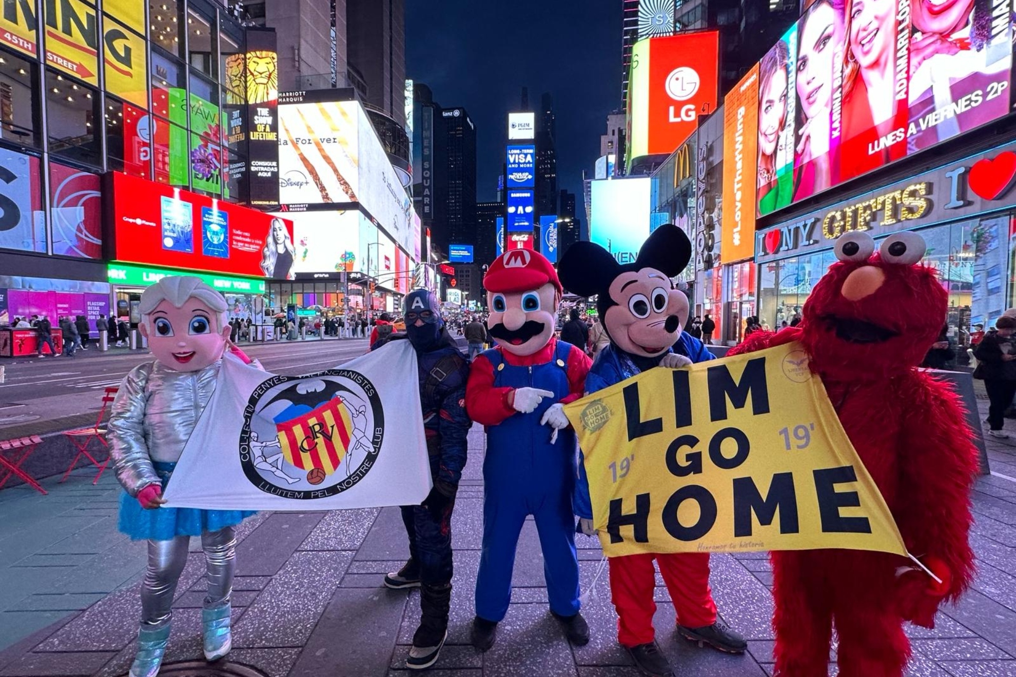 El lema Lim go home tambi�n brilla en Times Square