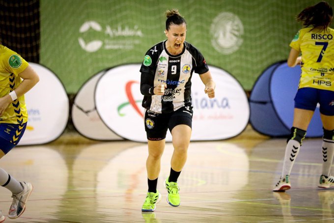 La central internacional Silvia Arderius, celebra un gol con el Mlaga Costa /