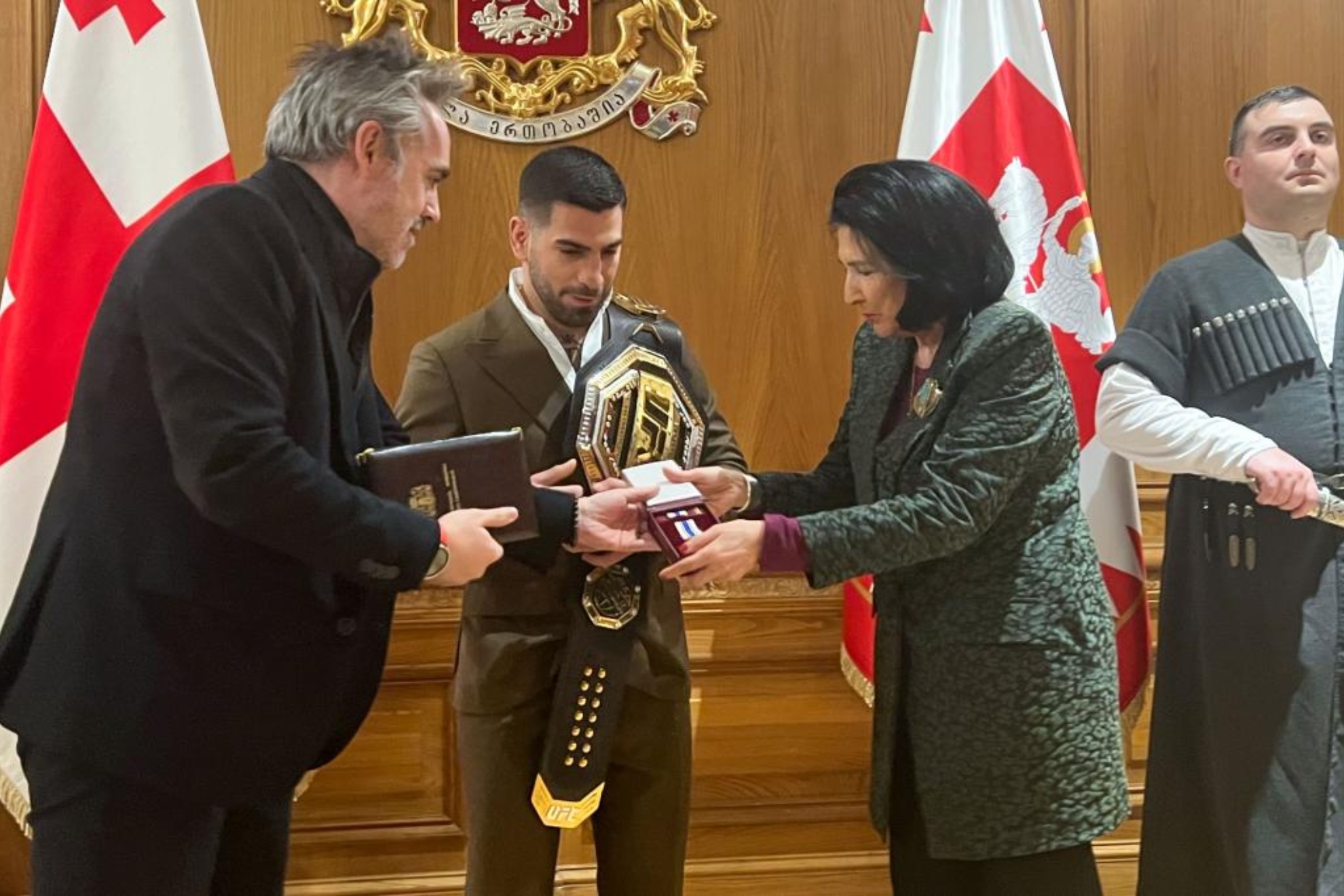 Topuria recibe la Orden de Honor de manos de la presidenta de Georgia