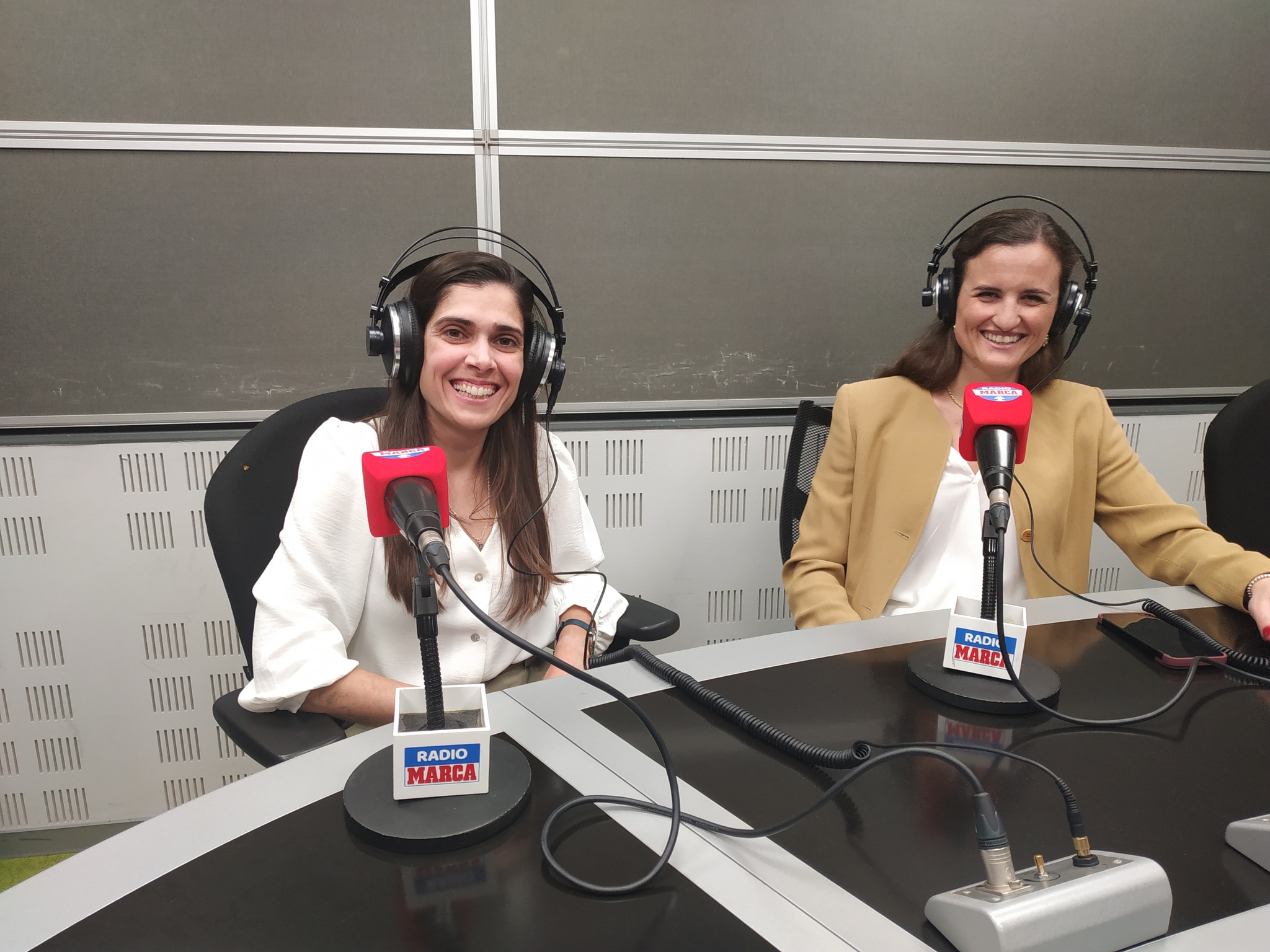 Miriam Martnez y a la doctora Patricia Nez de Aysa en los estudios de Radio Marca