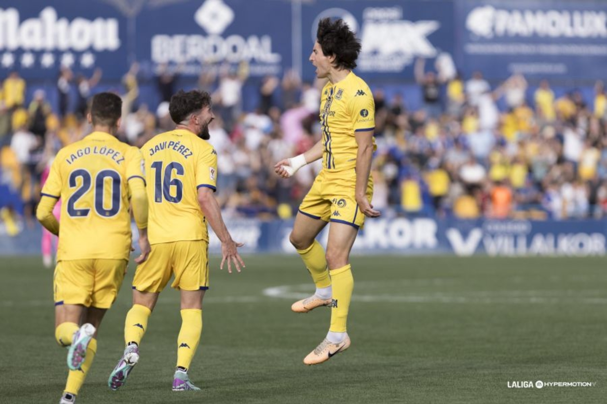 Mosquerq celebra el gol que marc� al Oviedo.