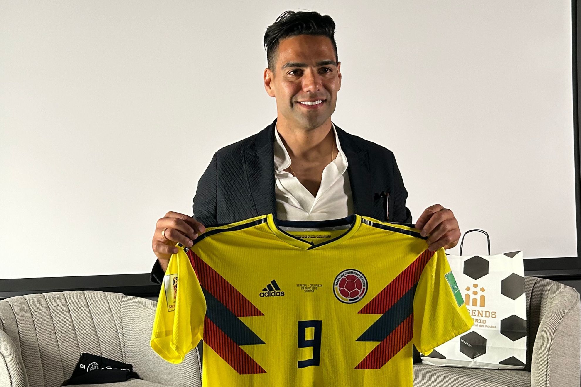 Radamel Falcao posa con la camiseta de Colombia en el Museo Legends de Madrid