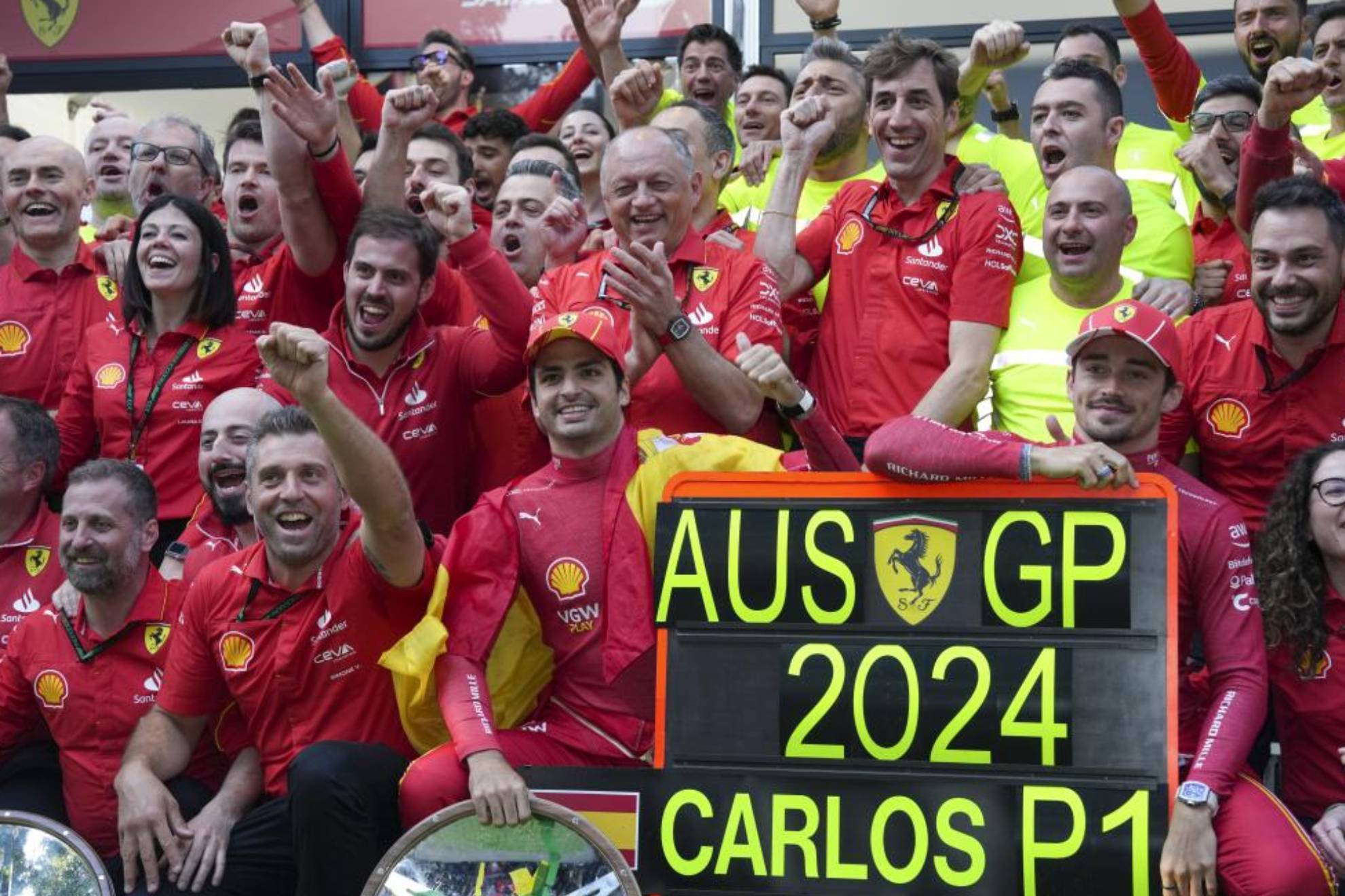 Carlos Sainz celebra junto a Lecerc y el resto del equipo, su tercera victoria en la F1