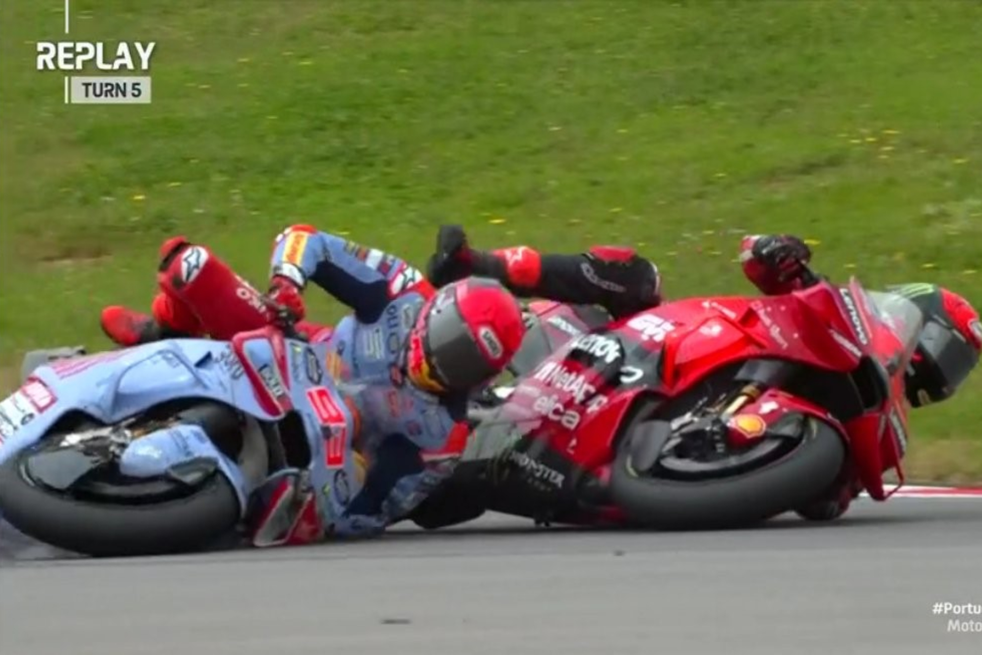 Instante en el que Marc y Pecco pierden el control de sus Ducati y se van al suelo.