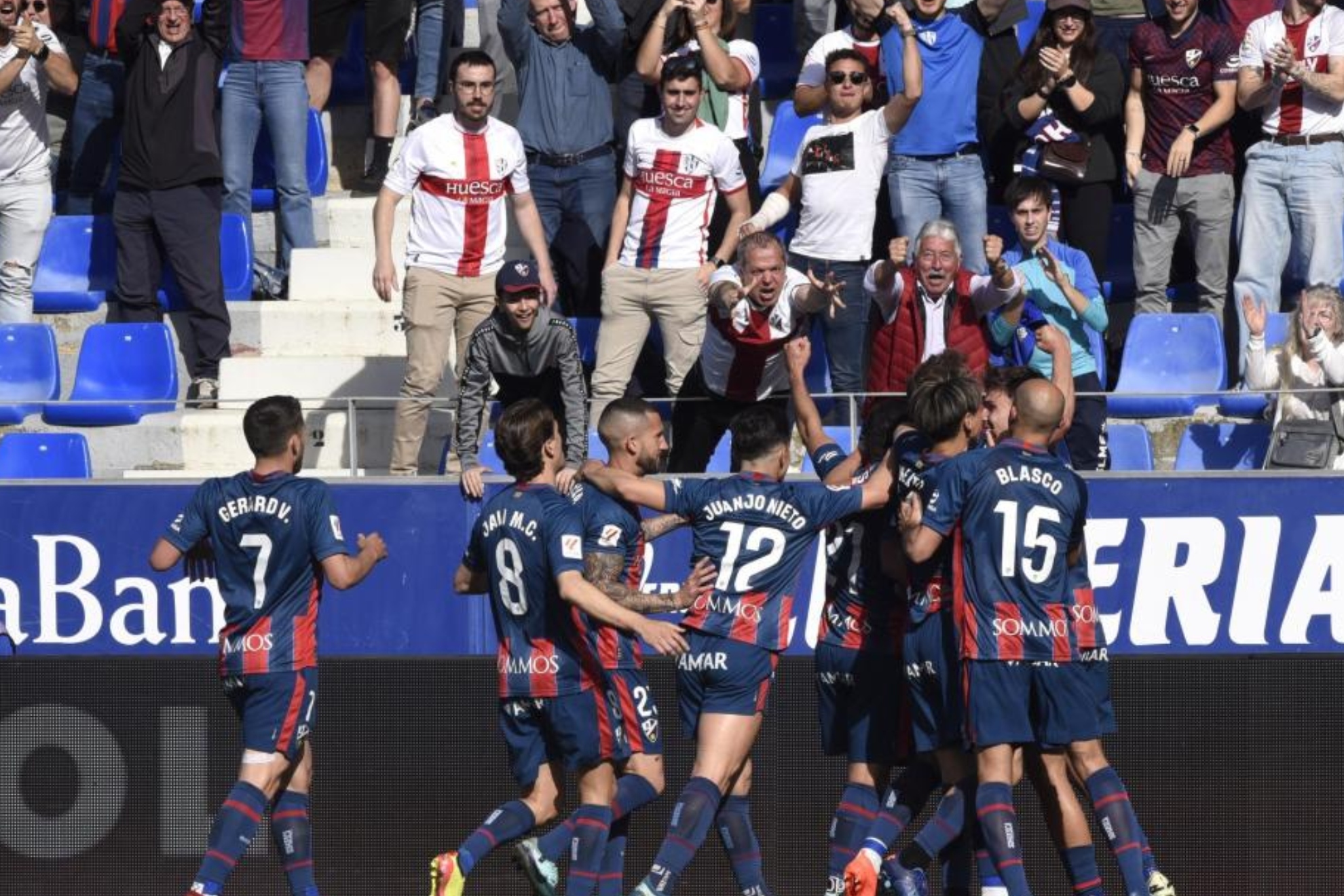 Los jugadores del Huesca se abrazan celebrando uno de sus goles al Burgos.