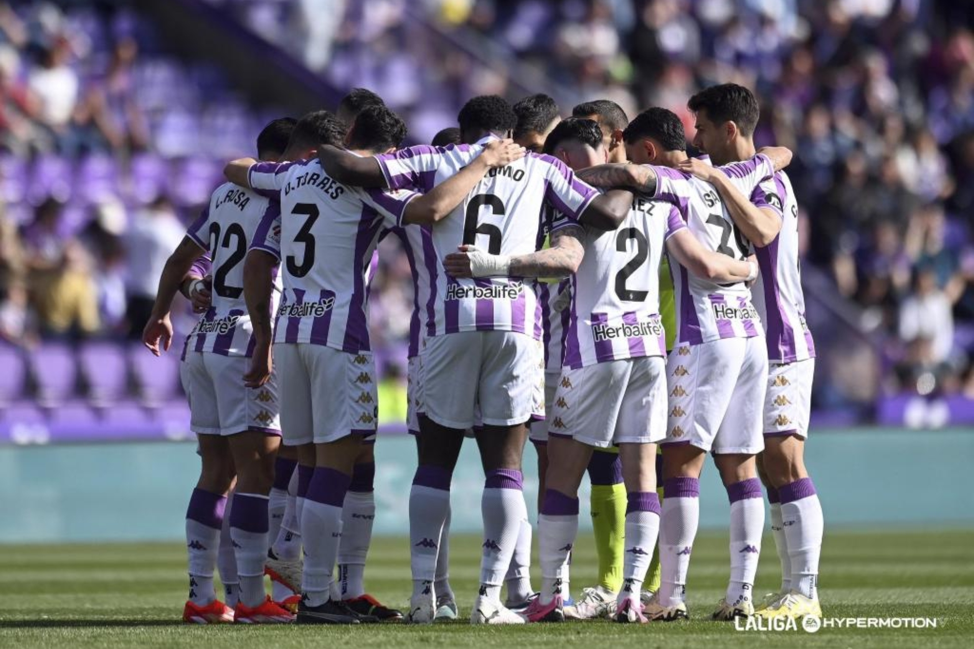 Los jugadores del Valladolid se abrazan en un momento del encuentro.