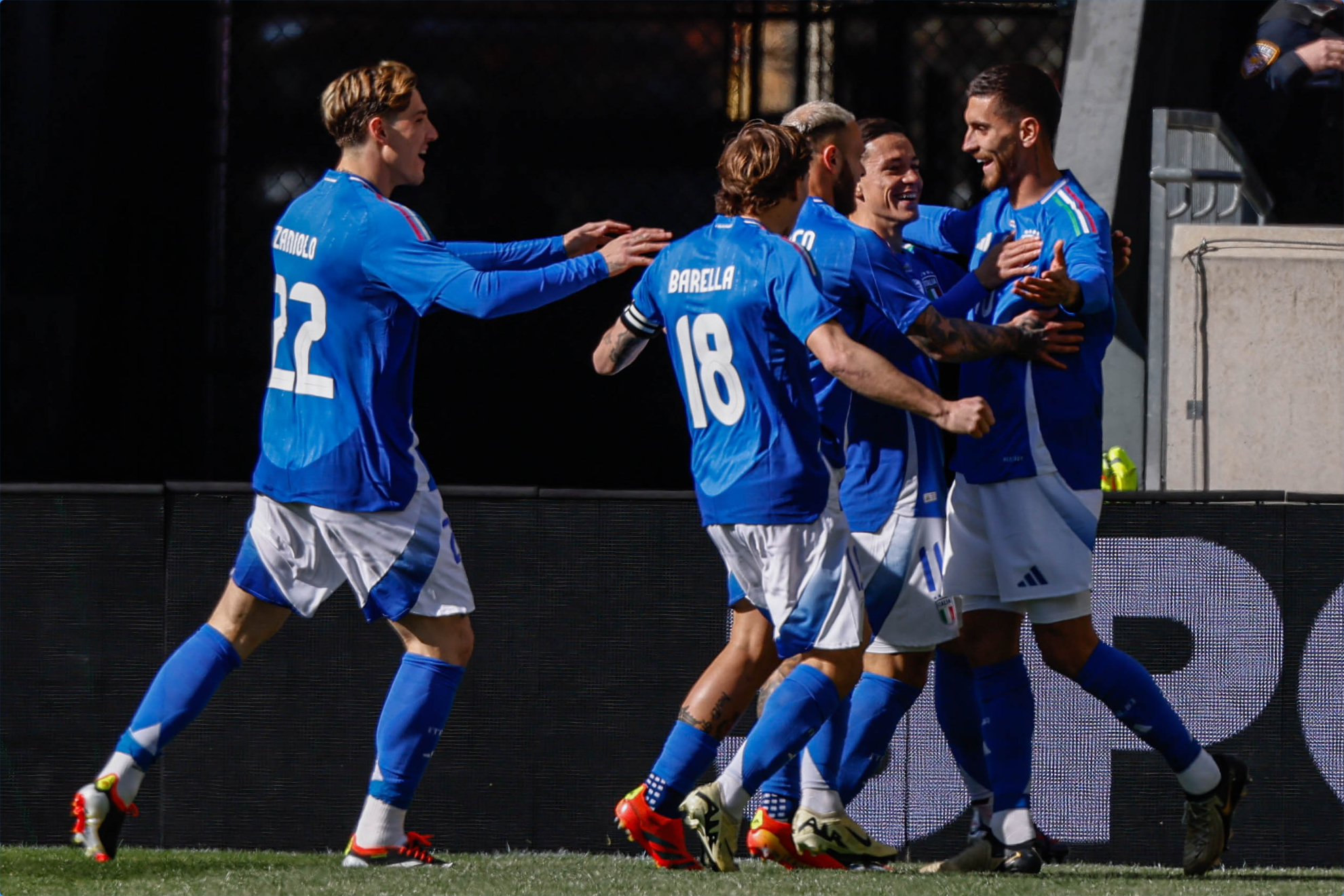 Los jugadores de Italia celebran el gol de Lorenzo Pellegrini.