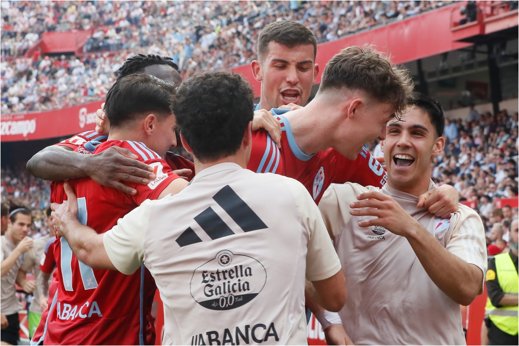 Los jugadores del equipo gallego celebran un gol en Sevilla.