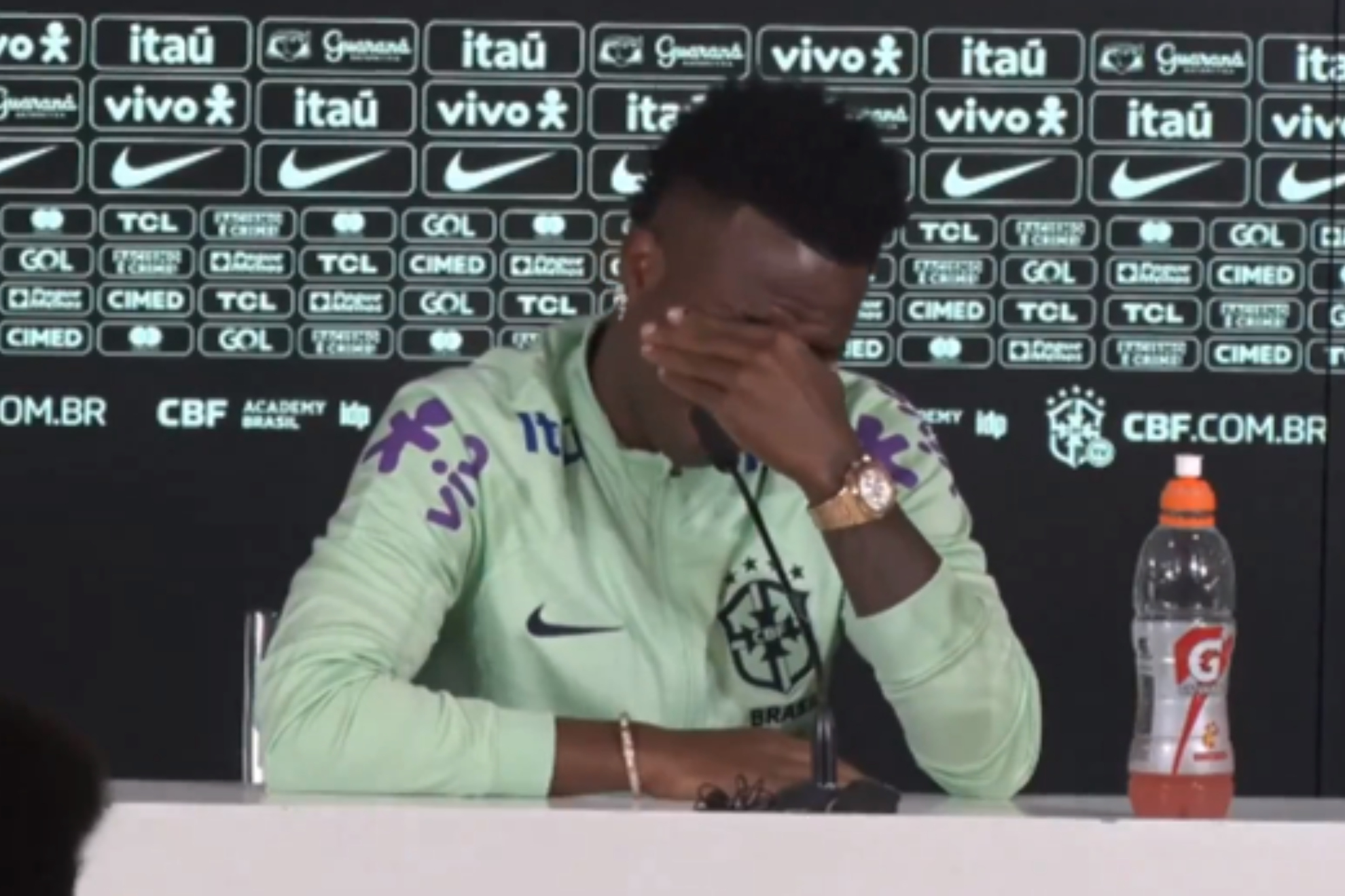 Vinicius, llorando durante la rueda de prensa de este lunes.
