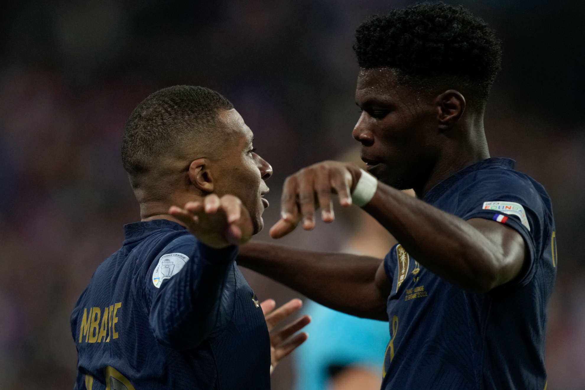 Mbapp� y Tchouam�ni celebran un gol con la selecci�n francesa.