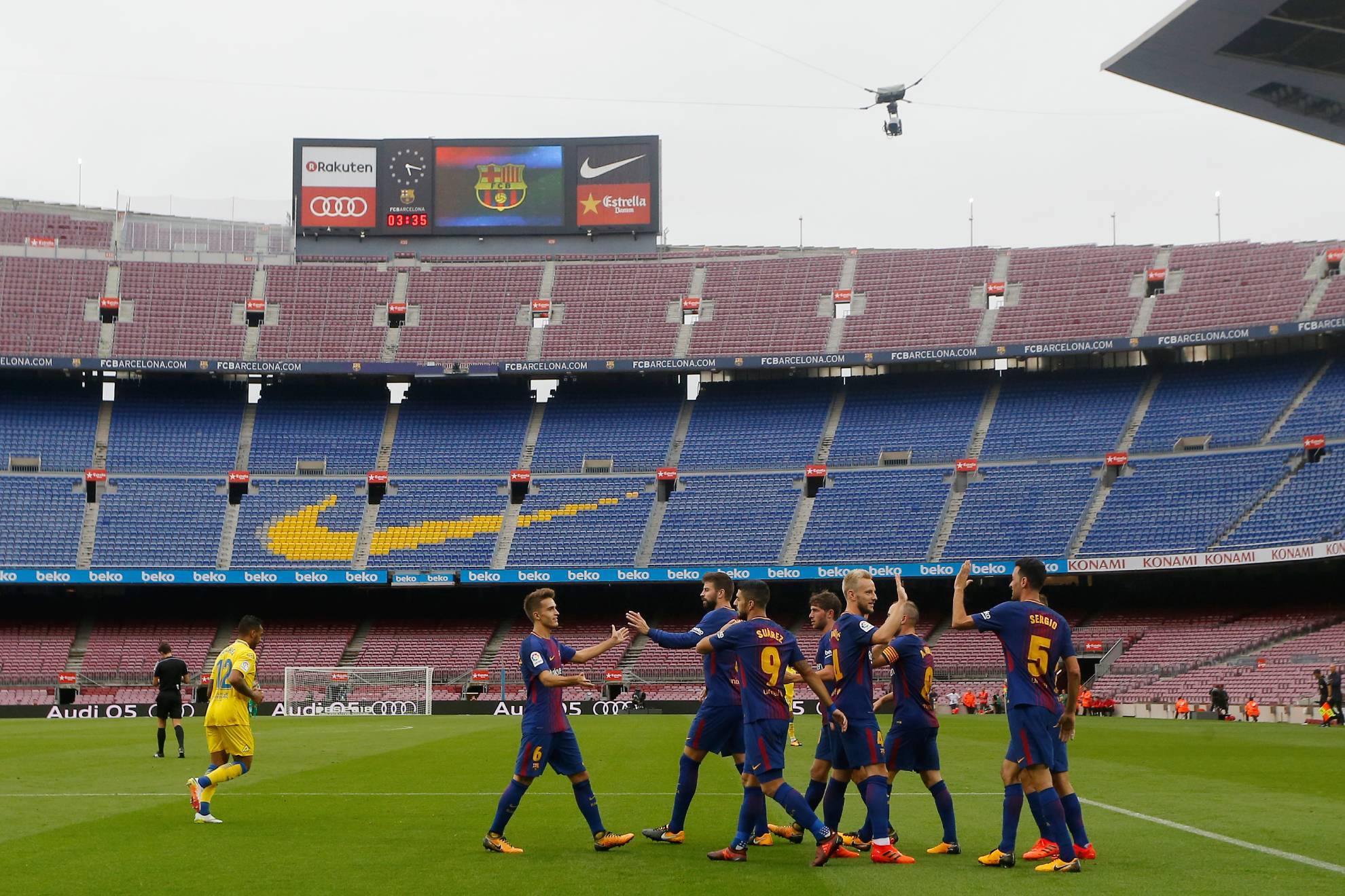 Los jugadores del Barcelona celebran uno de los goles en el parido frente a Las Palmas.