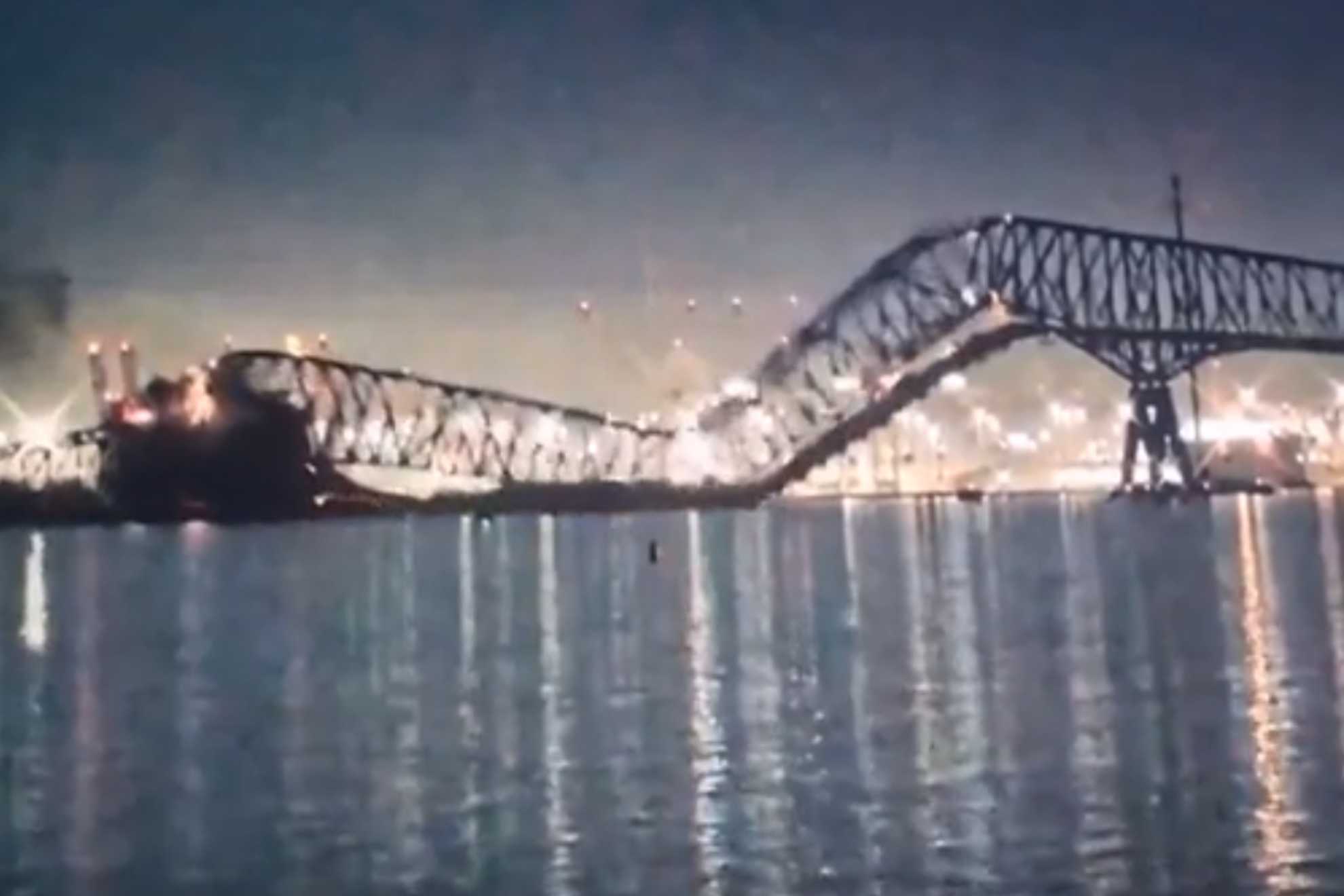 Un barco choca contra un puente de Baltimore y lo derrumba cuando cruzaban los coches