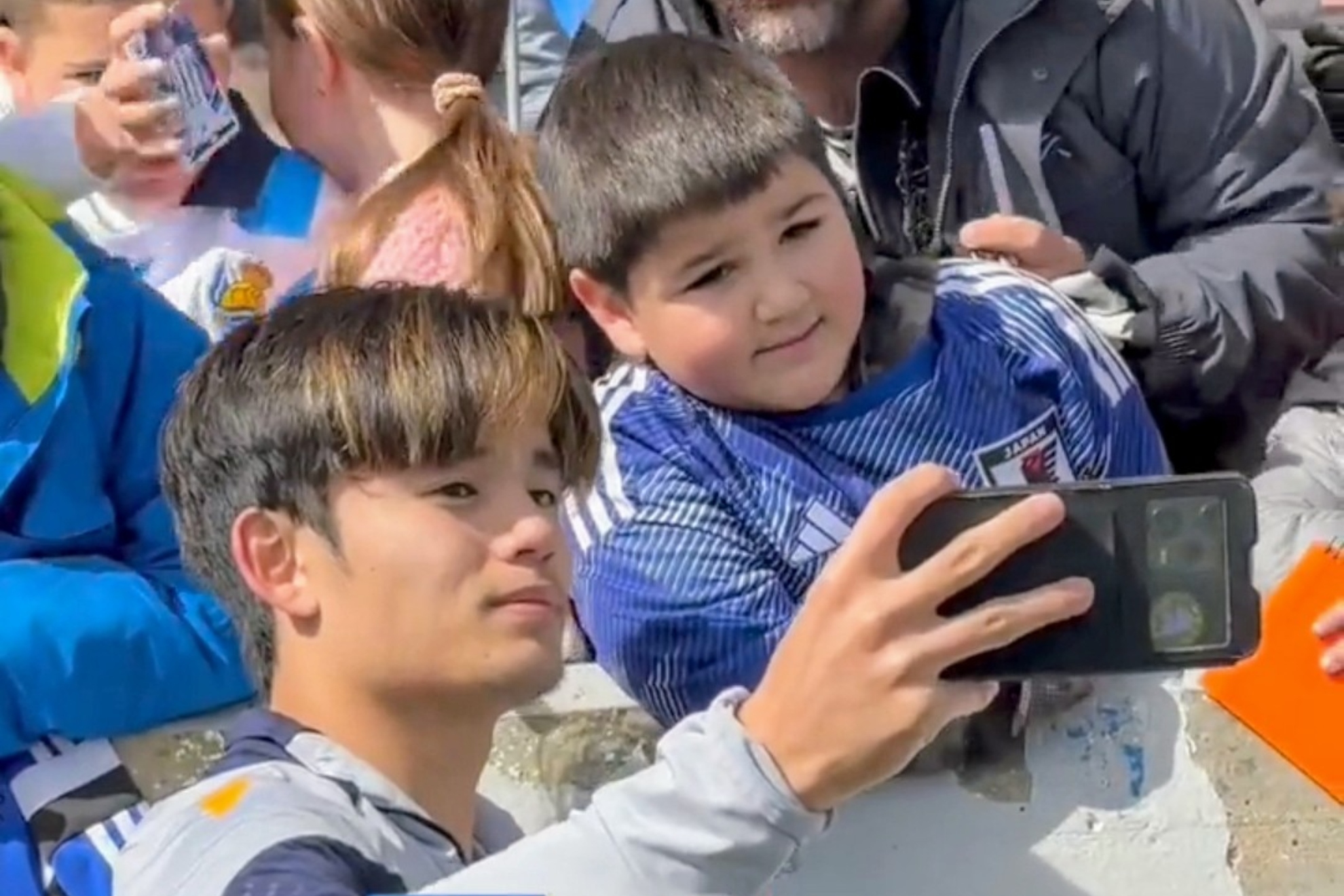 Take Kubo se hace un selfie con un joven aficionado.