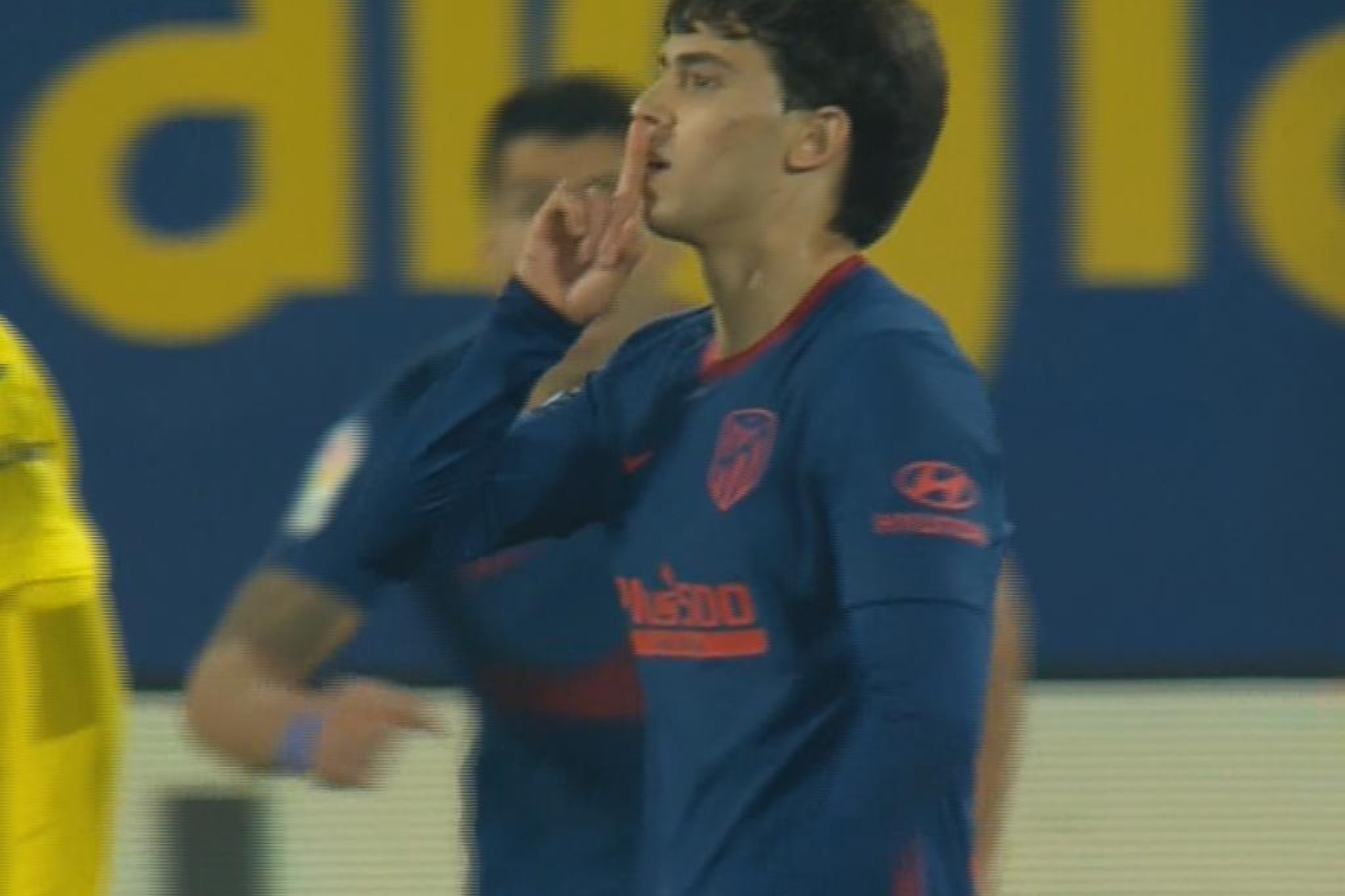 Joao manda callar tras marcar gol con el Atltico ante el Villarreal.