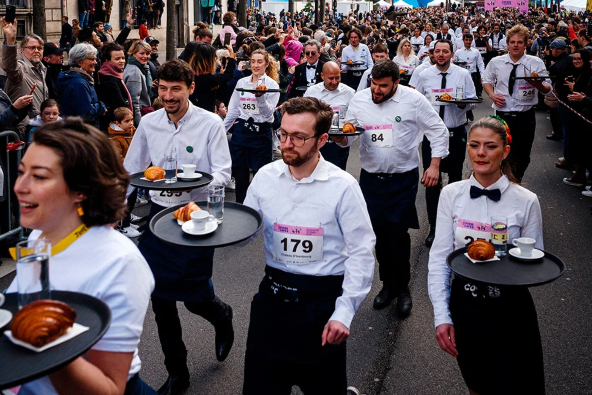Pars recupera su tradicional carrera del caf: camareros corriendo con bandejas!