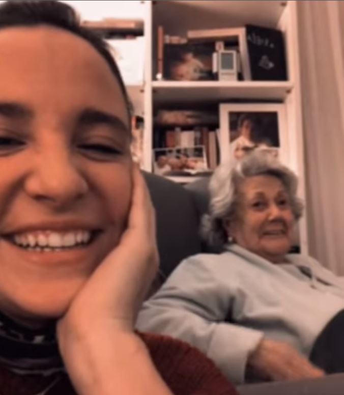 Las hermanas Pombo se despiden de su abuela tras su muerte: "Cudanos junto al abuelo"