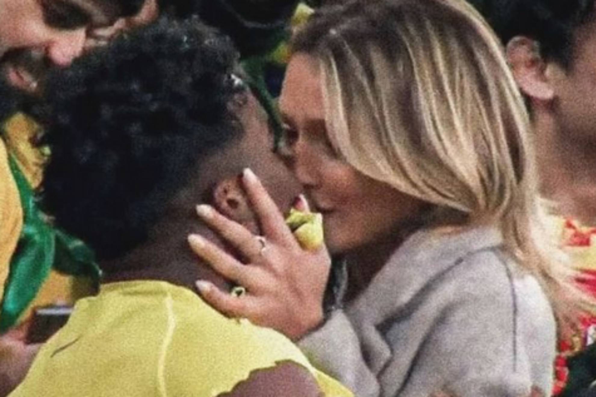 Endrick besa a su novia, una famosa modelo, y le regala su camiseta tras marcar con Brasil en el Bernabu