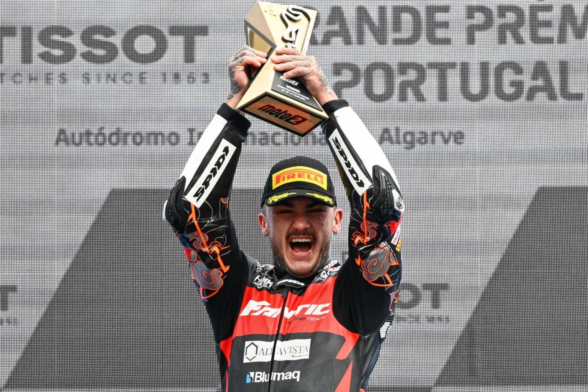 Arn Canet alza el trofeo de ganador del GP de Portugal de la clase intermedia.