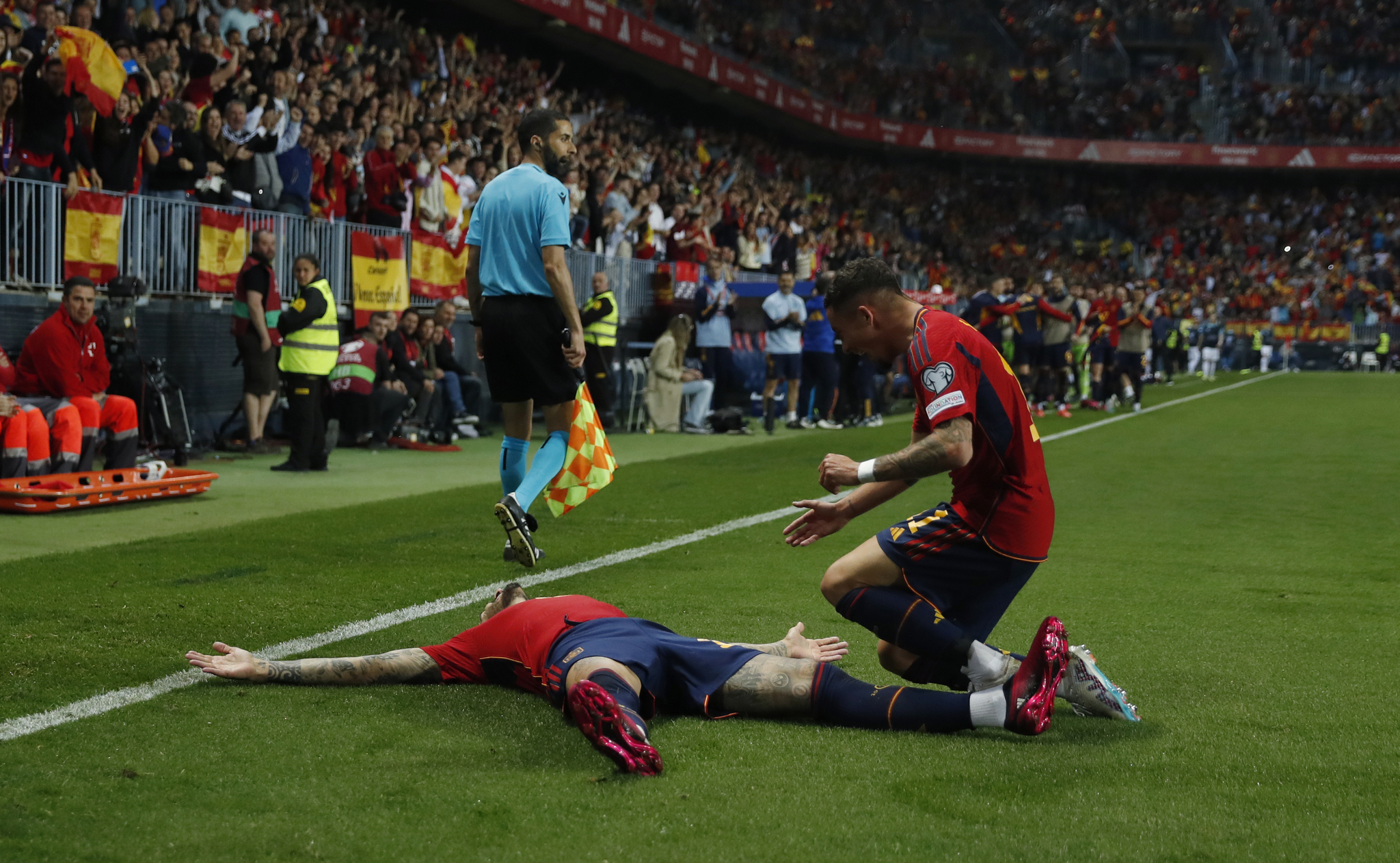 Joselu celebrando su primer gol con Espa
