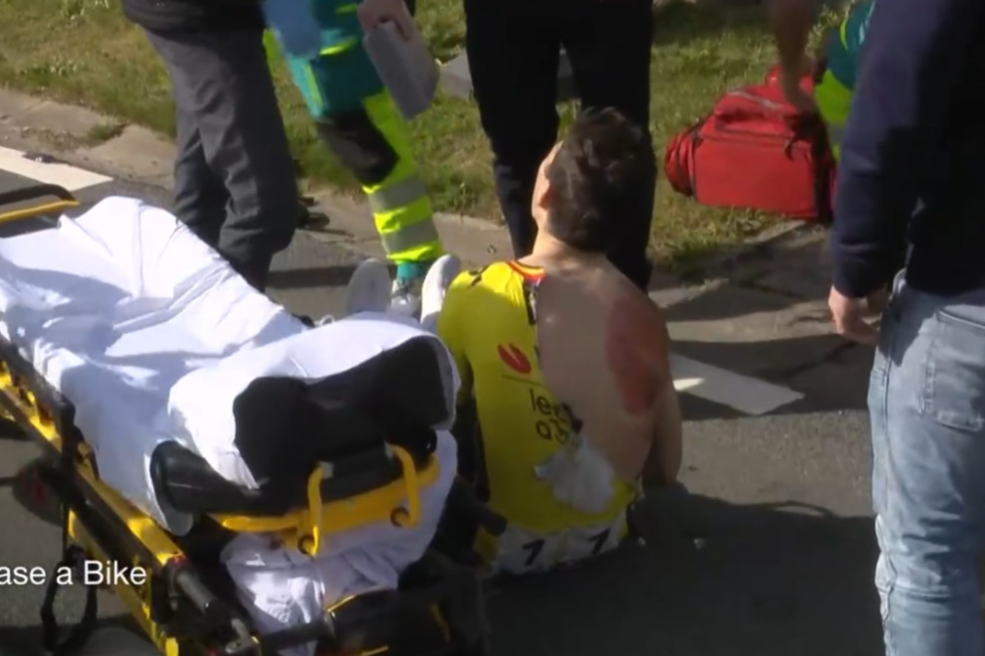Van Aert se rompe la clavcula: adis a Flandes y Roubaix y el Giro, en peligro